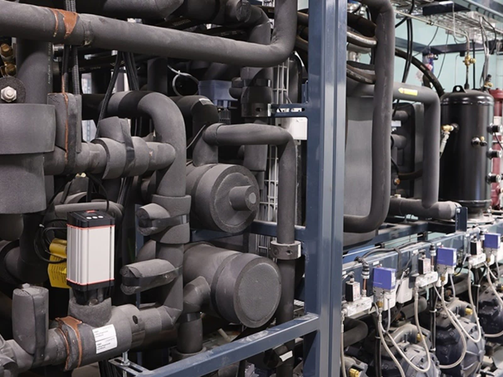 Die Hochtemperatur-Wärmepumpe bei New Roots AG erzeugt 105°C heisses Wasser für die vegane Lebensmittelproduktion