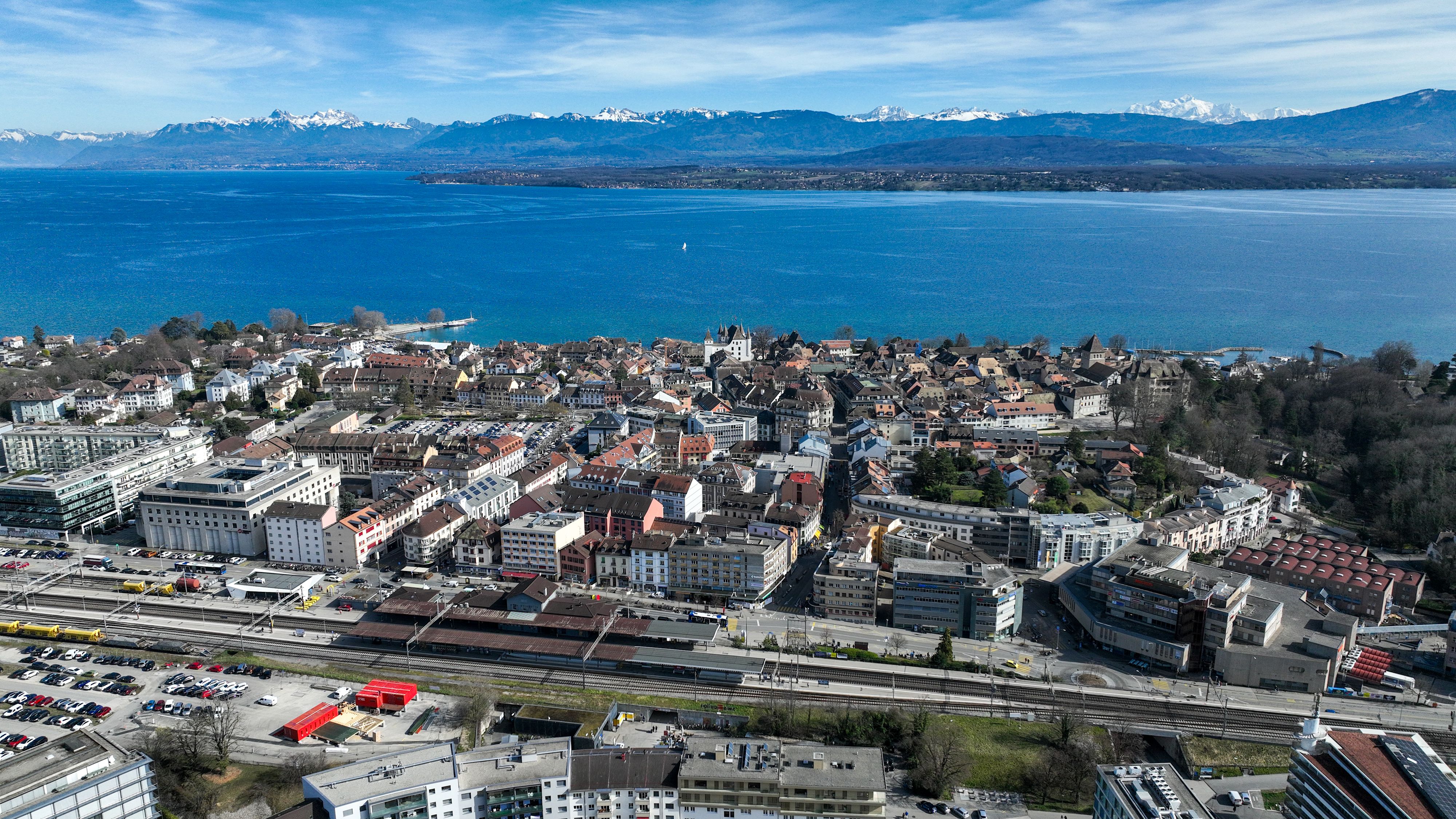 Vista aerea di Nyon con lago e montagne