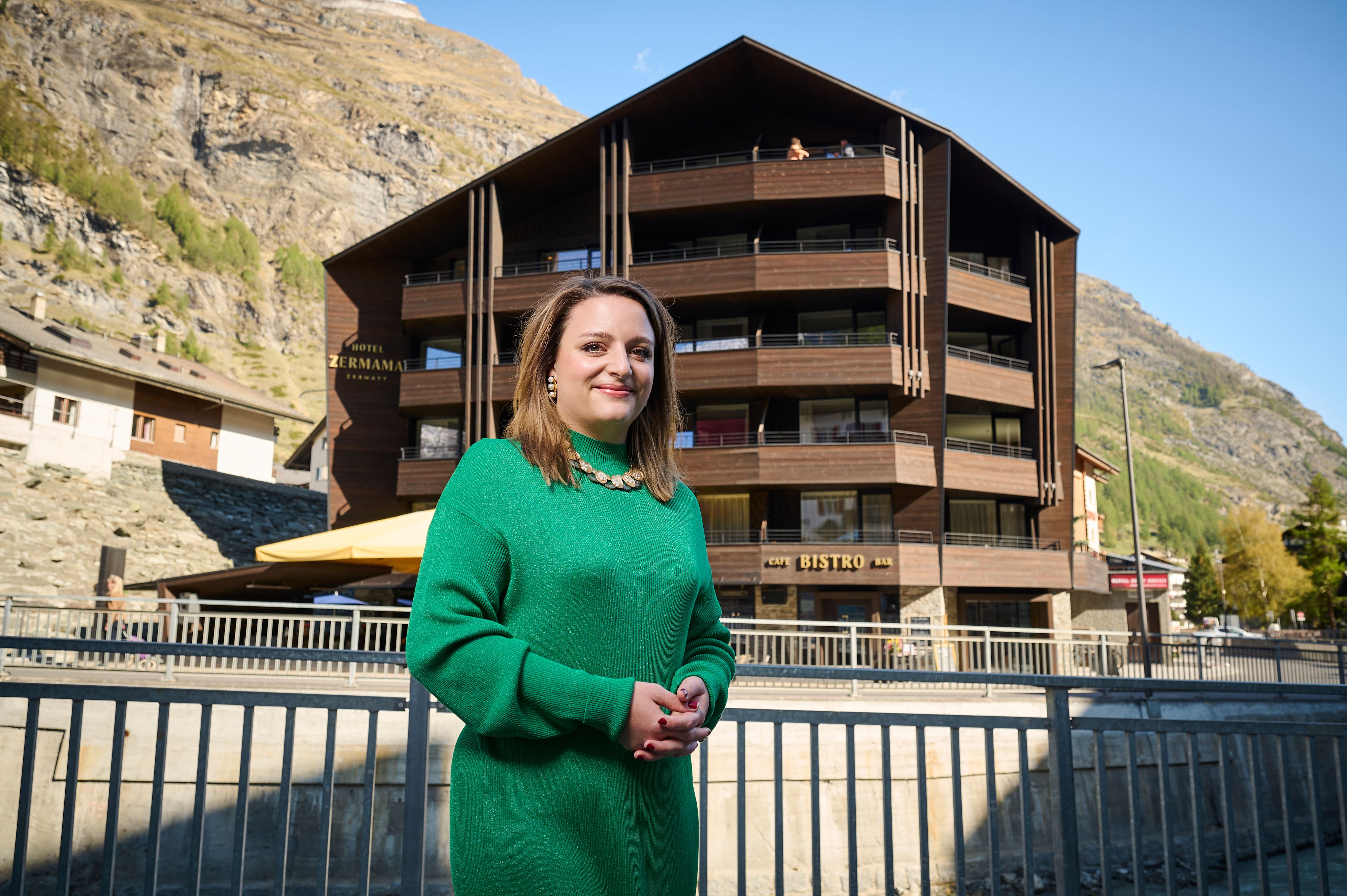 Sandrine Julen devant l'hôtel ZERMAMA