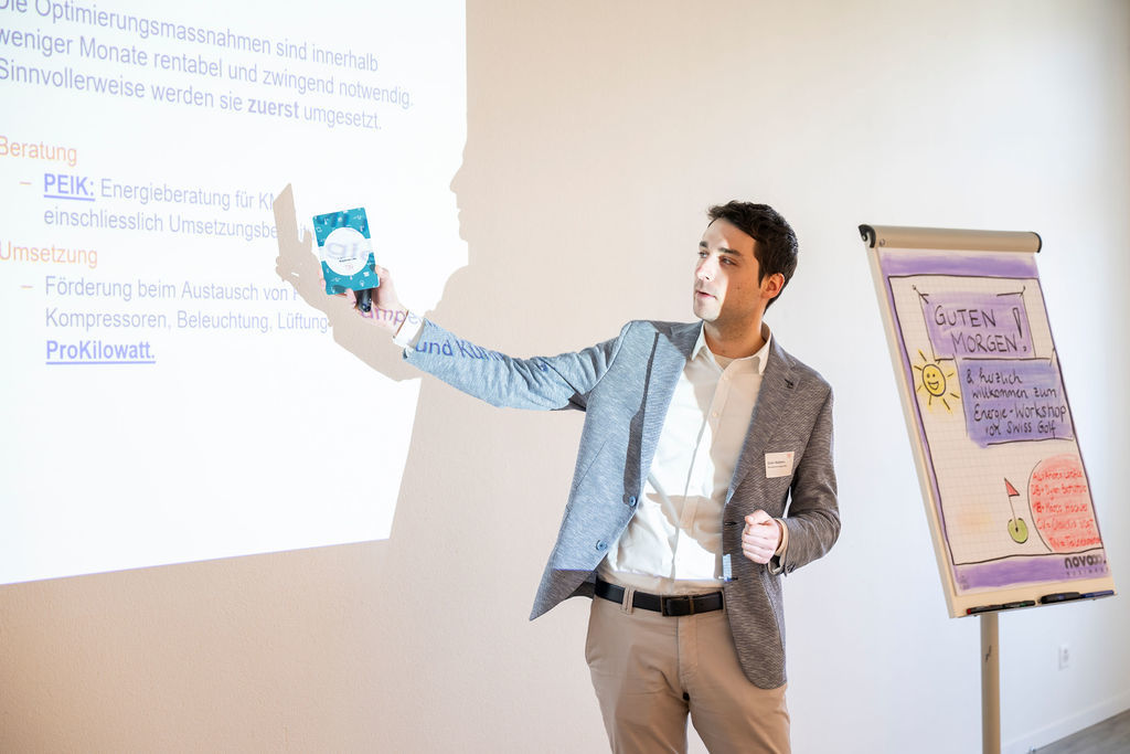 Dylan Battistolo, de l'Office fédéral de l'énergie, présente les « Quick Wins » pour le golf.