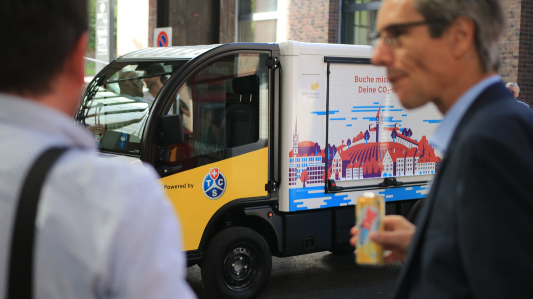 Zwei Männer reden vor ein E-Kleinlaster