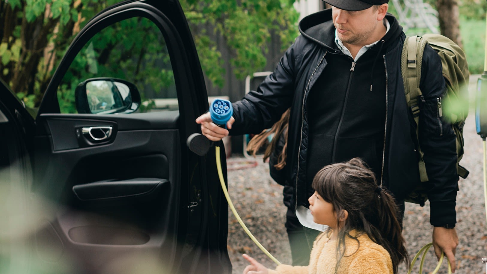 Homme et enfant, voiture électrique