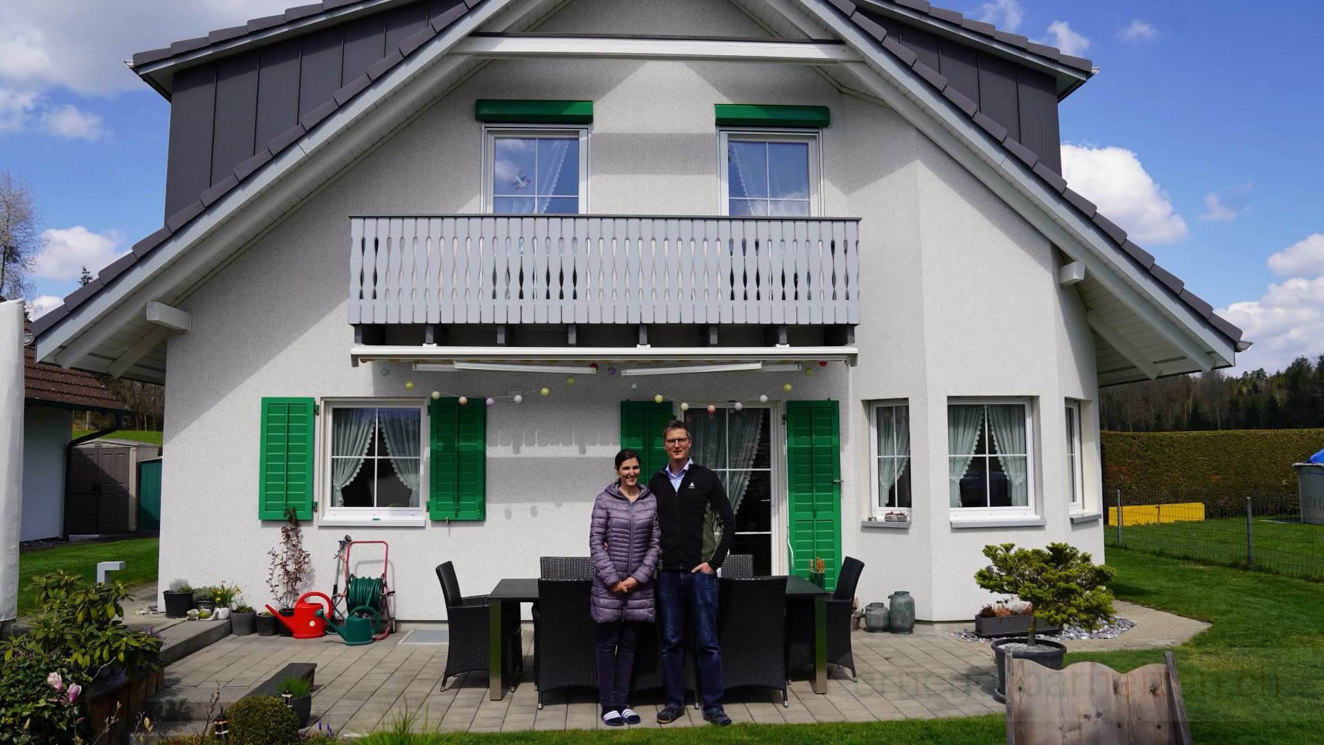ein Mann vor seinem Haus