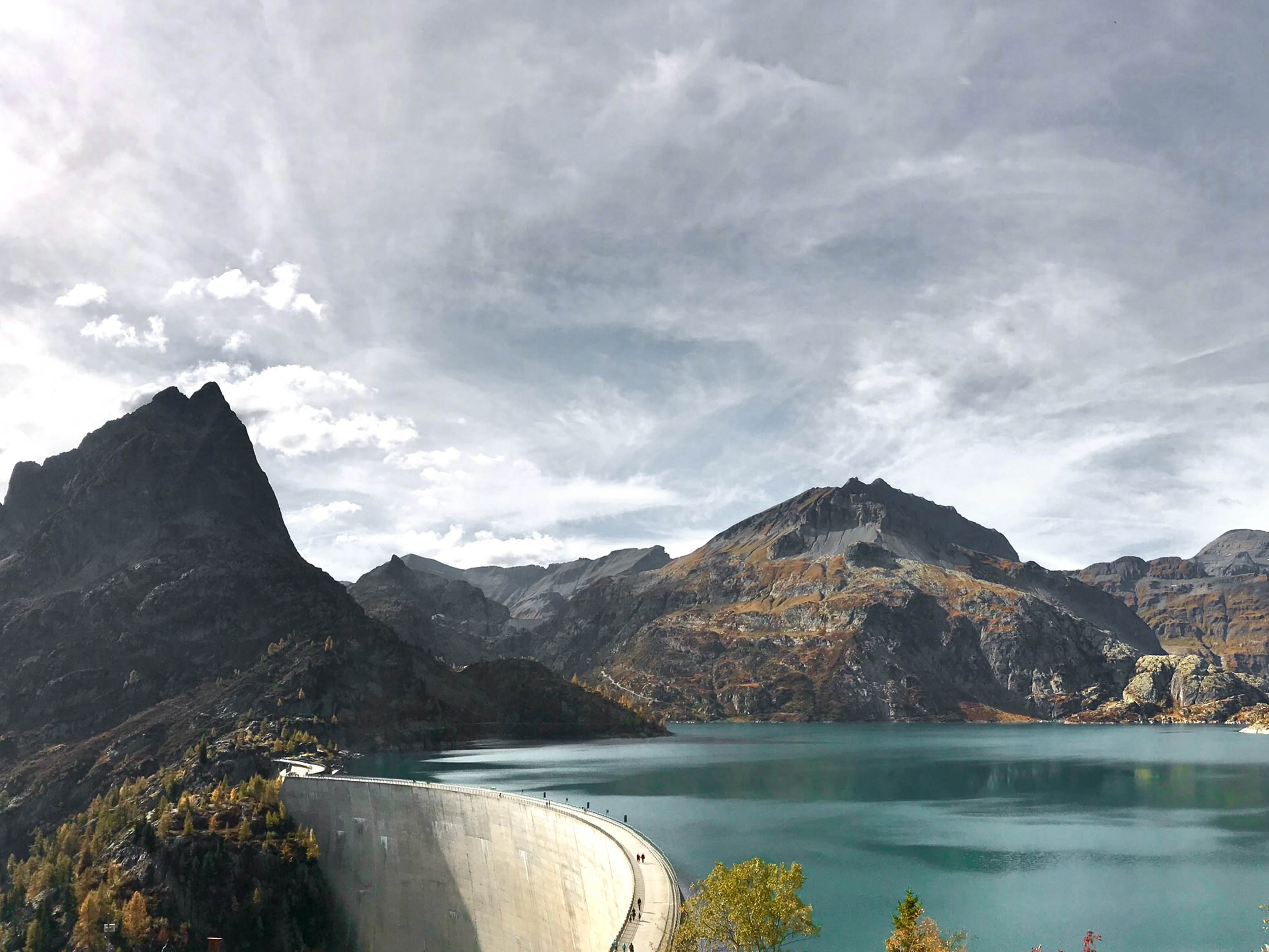 Ein Stausee in den Bergen.