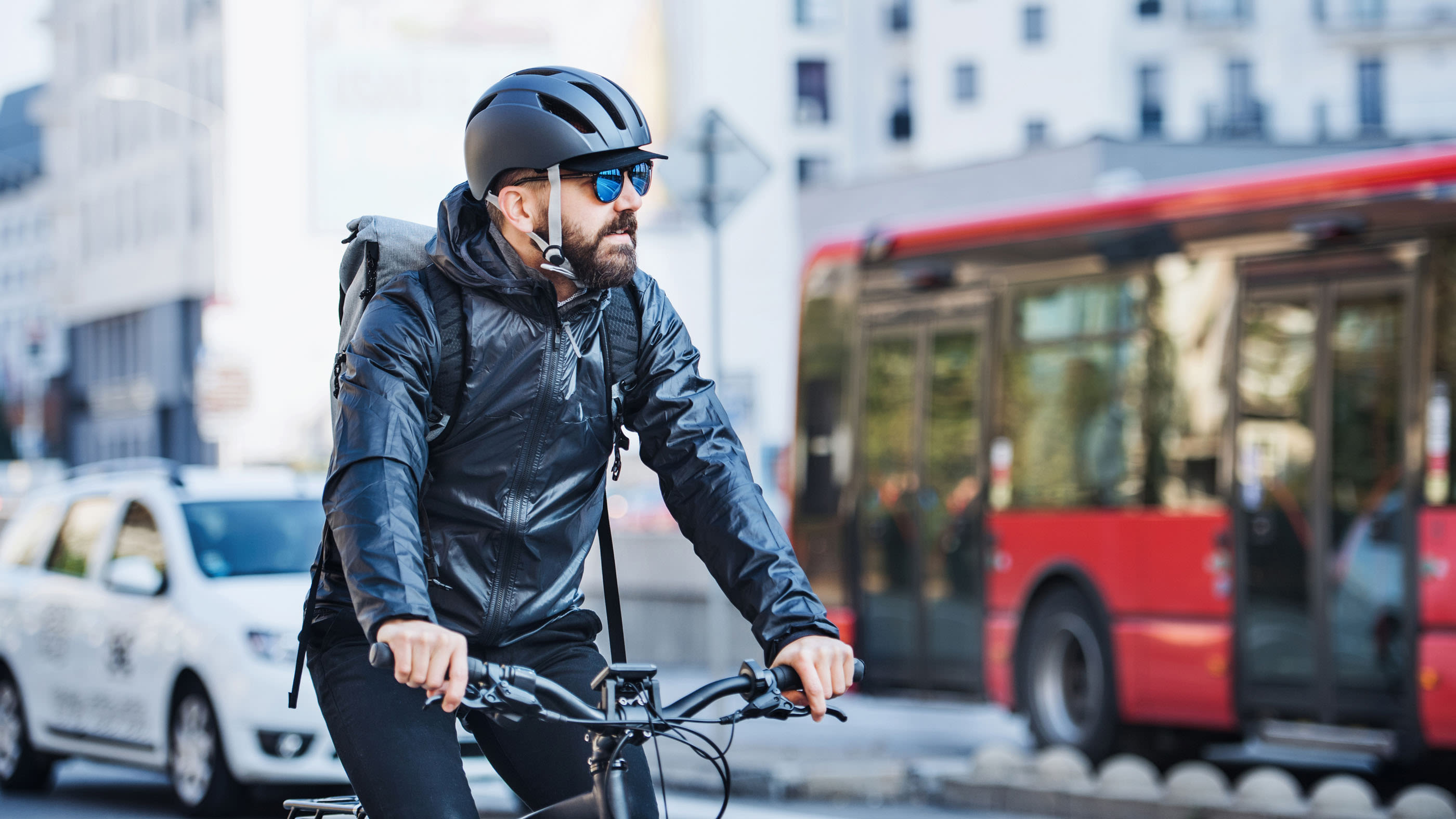 Un homme se déplace à vélo dans une rue animée.