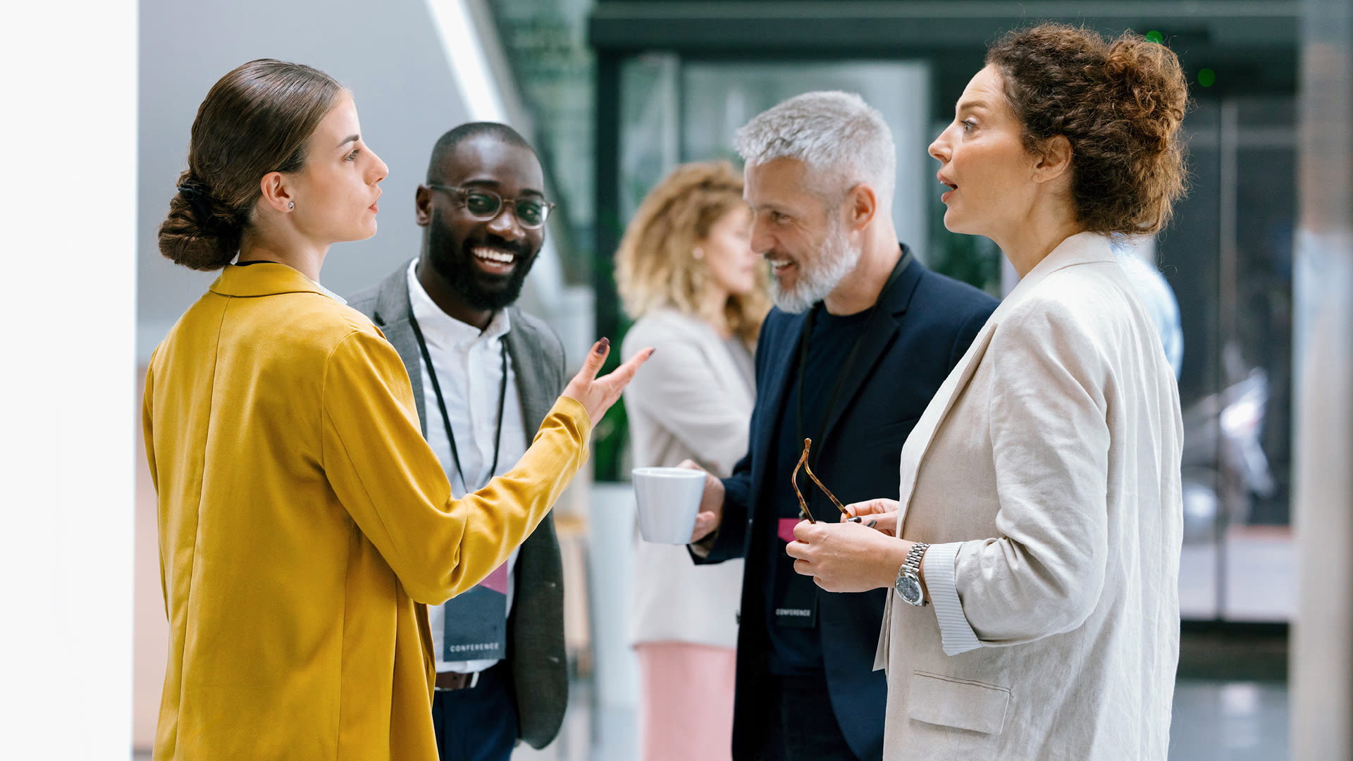 Plusieurs collaborateurs échangent lors d’une rencontre professionnelle dans un environnement de travail moderne.