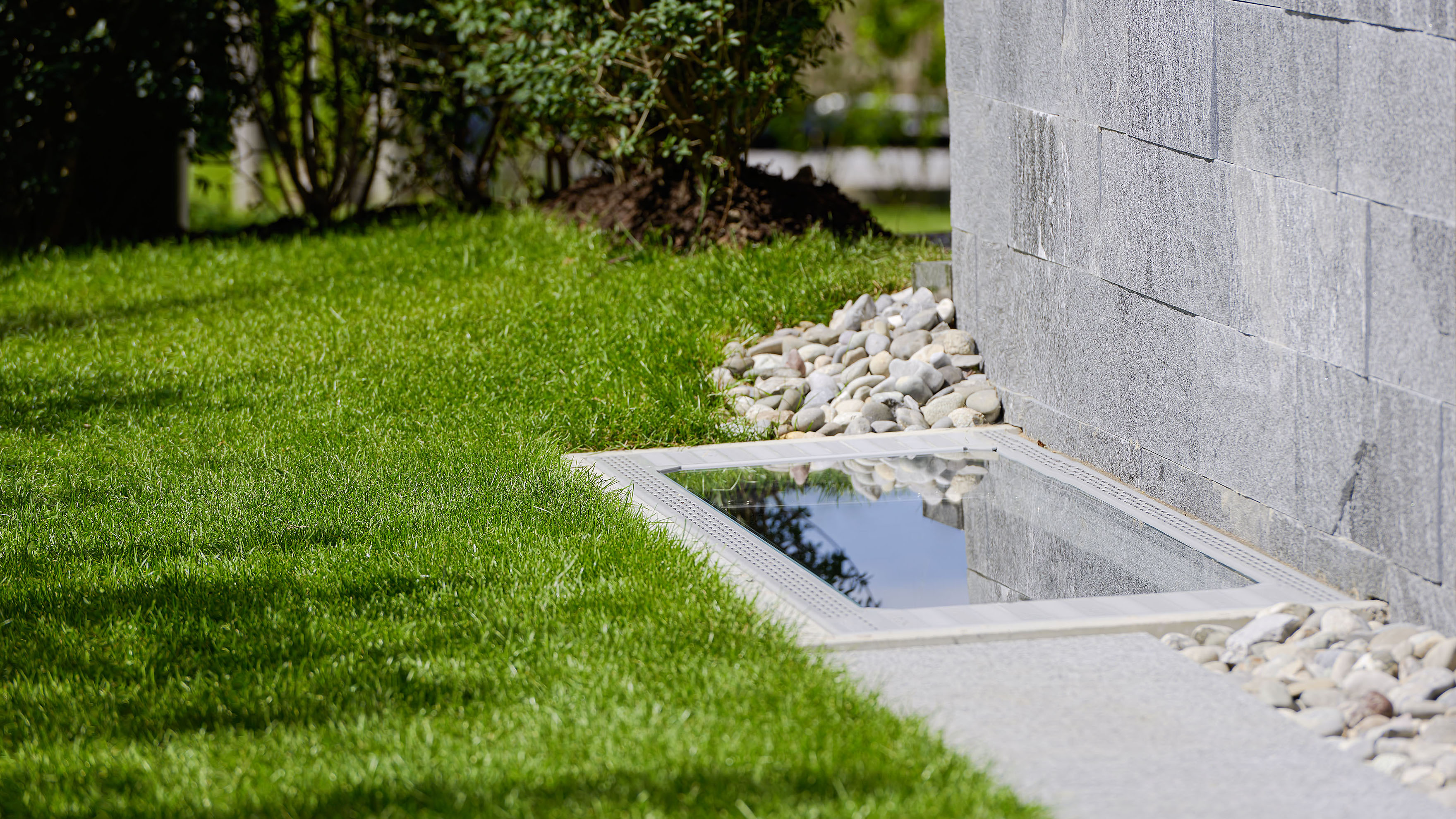 Avec un module réflecteur dans le puits de lumière, l’entreprise suisse Heliobus AG illumine le sous-sol. Photo: Heliobus AG.