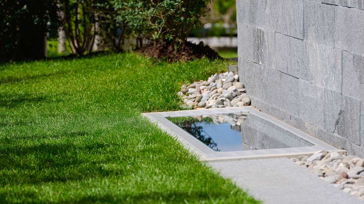 Con un modulo a specchio nel lucernario, l’azienda svizzera Heliobus AG porta la luce naturale nel piano interrato. Foto: Heliobus AG.