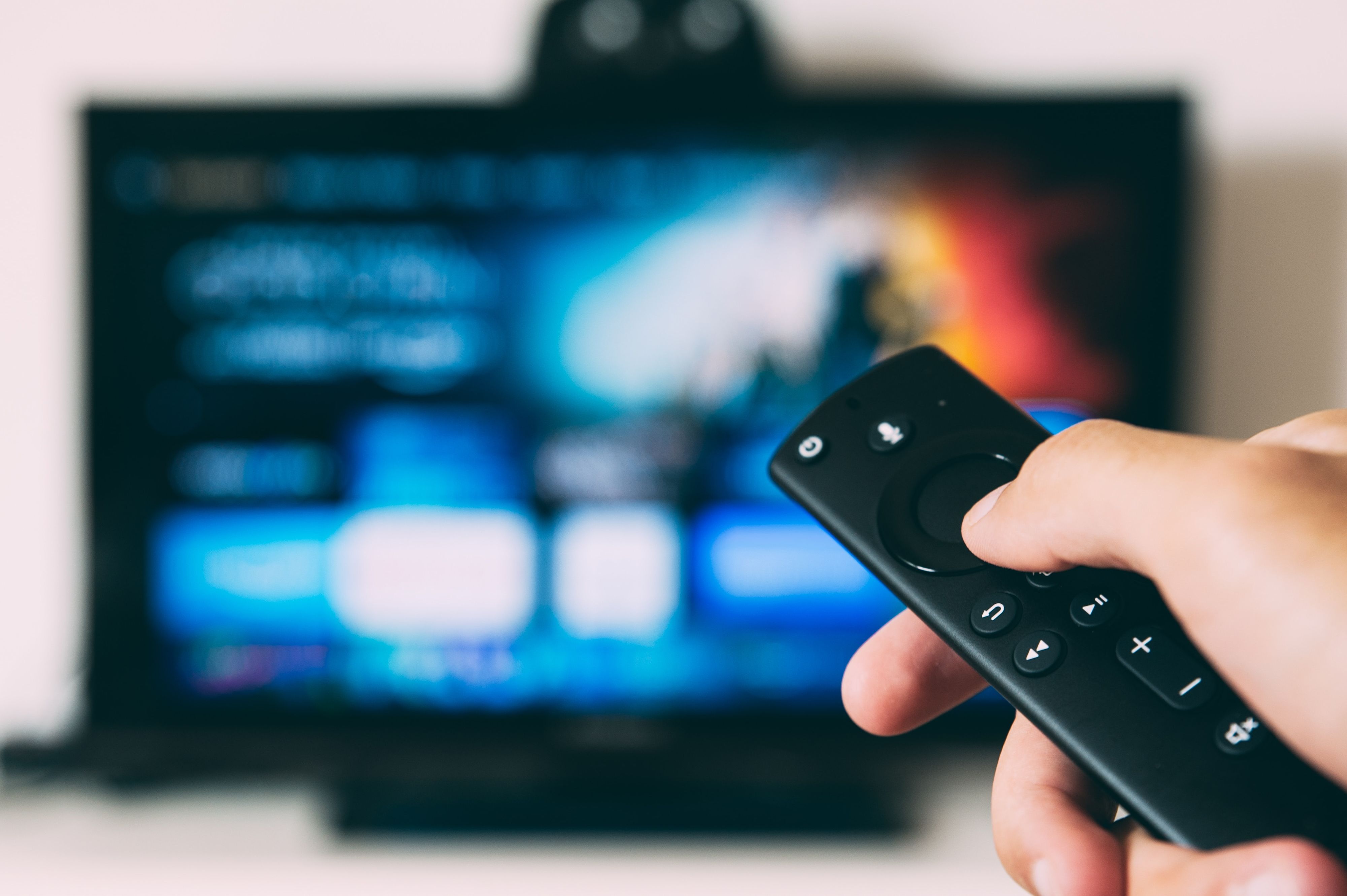 Auf einem Fernseher wird das Streaming Angebot durchsucht.
