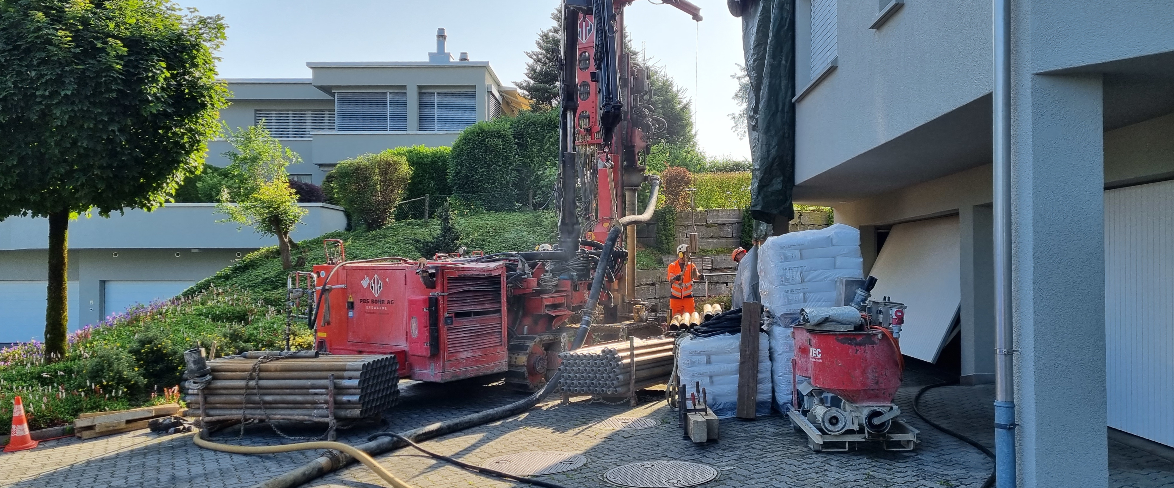 Die Bauarbeiten liefen Reibungslos ab. Kurz nach Baubeginn wurde die Bohrmaschine in Betrieb genommen.