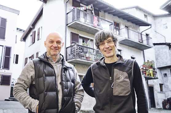 Andrea Biancardi et Marco Zanetti devant l'immeuble d'habitation.