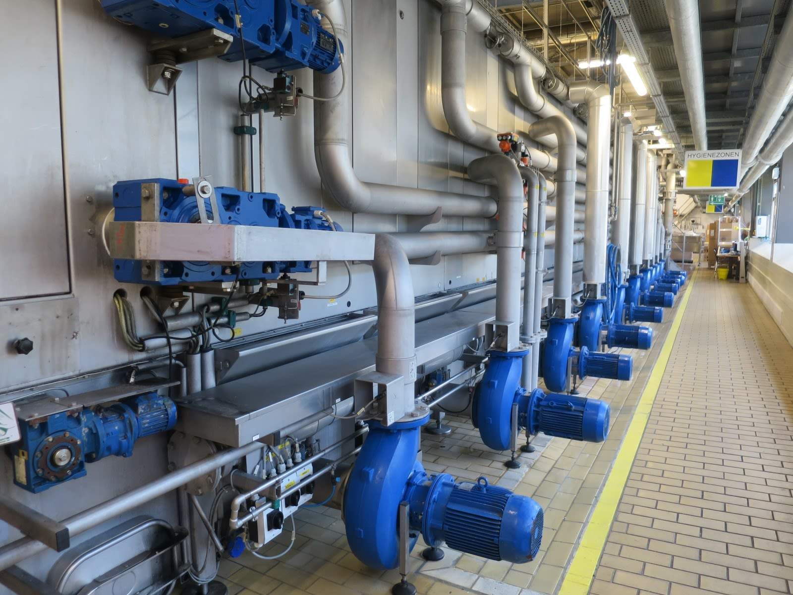 Der Tunnelpasteur bei Feldschlösschen, der mit einer Wärmepumpe gewärmt und gekühlt wird, konserviert pro Stunde bis zu 55000 Dosen Bier.