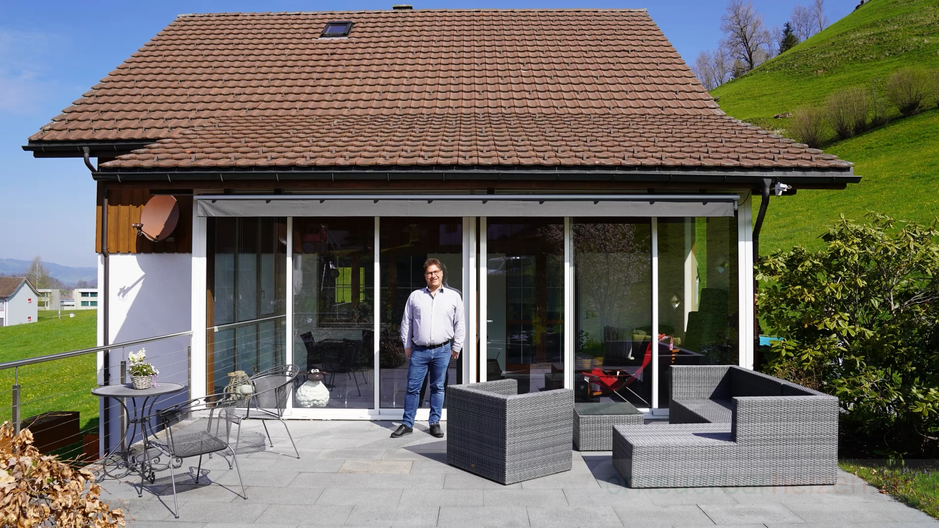 un homme devant sa maison