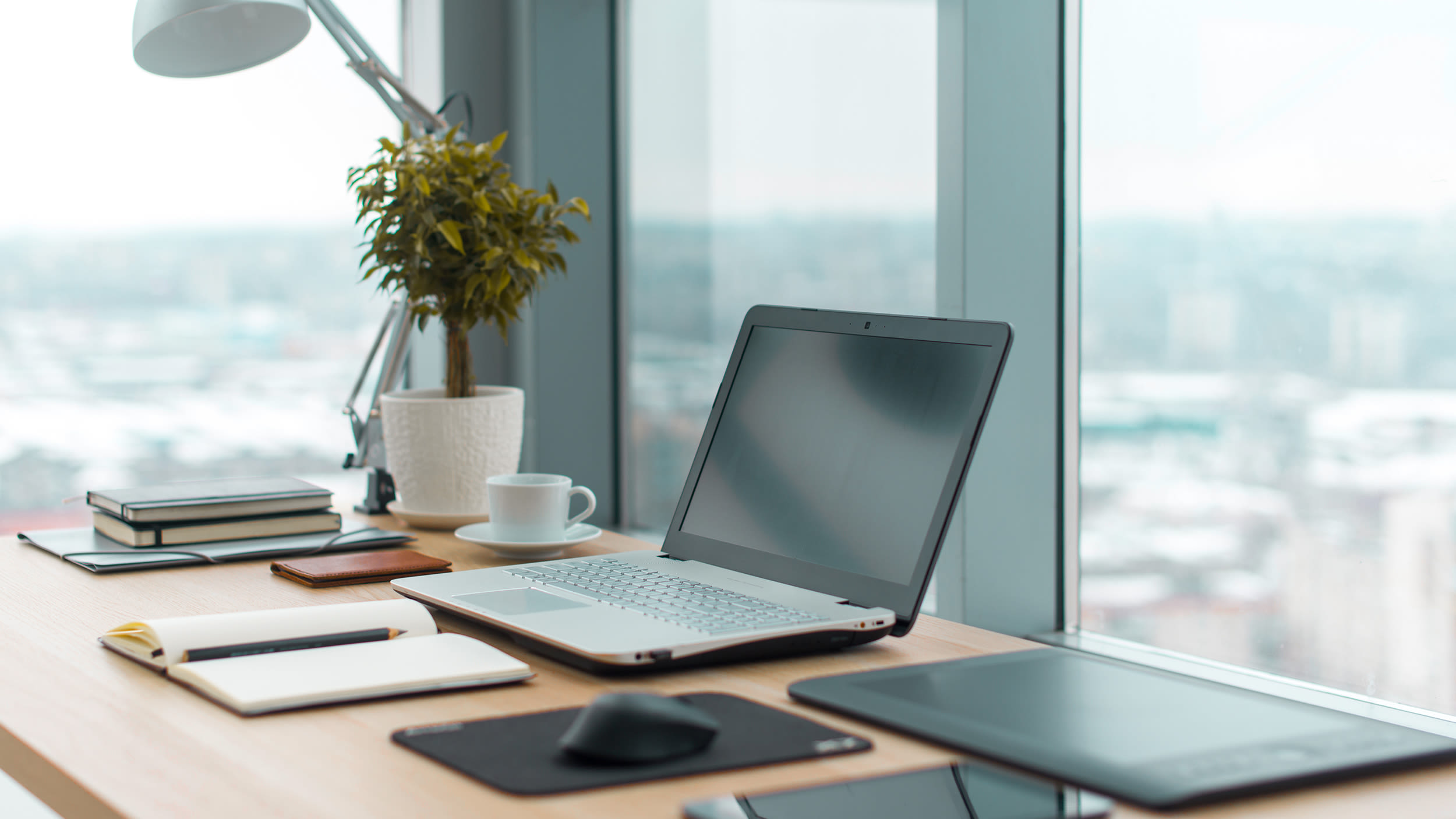 Poste de travail avec ordinateur portable et carnets de notes dans le bureau à domicile