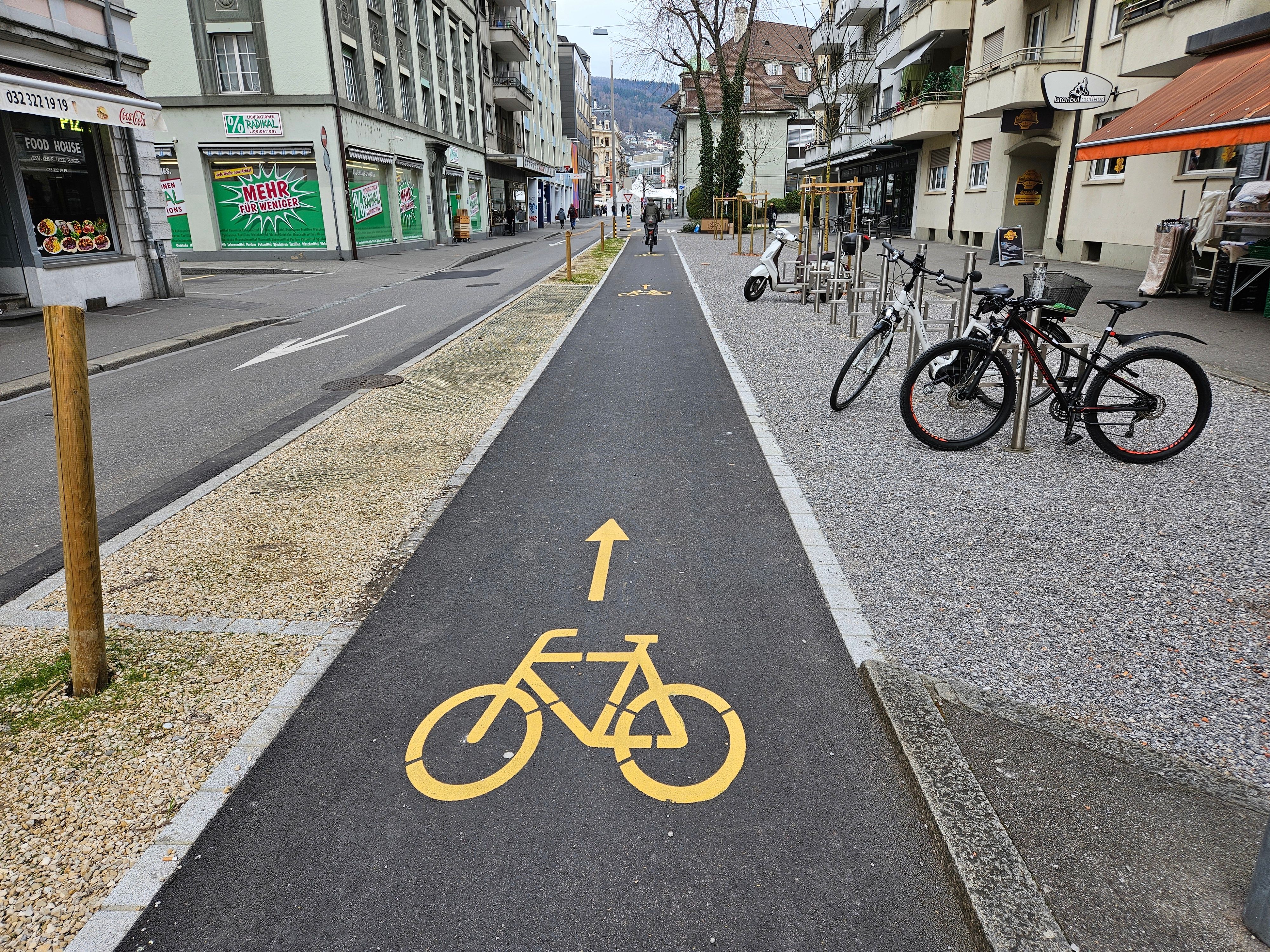 Una pista ciclabile segnalata nella città di Bienne