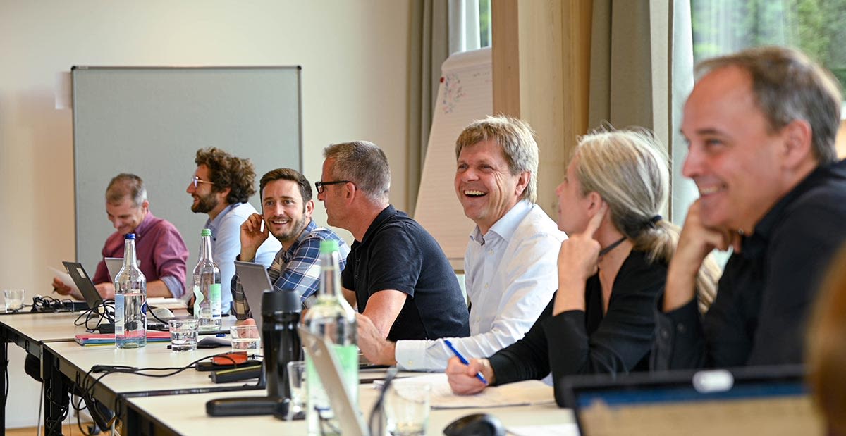 Des participants joyeux lors d'un atelier