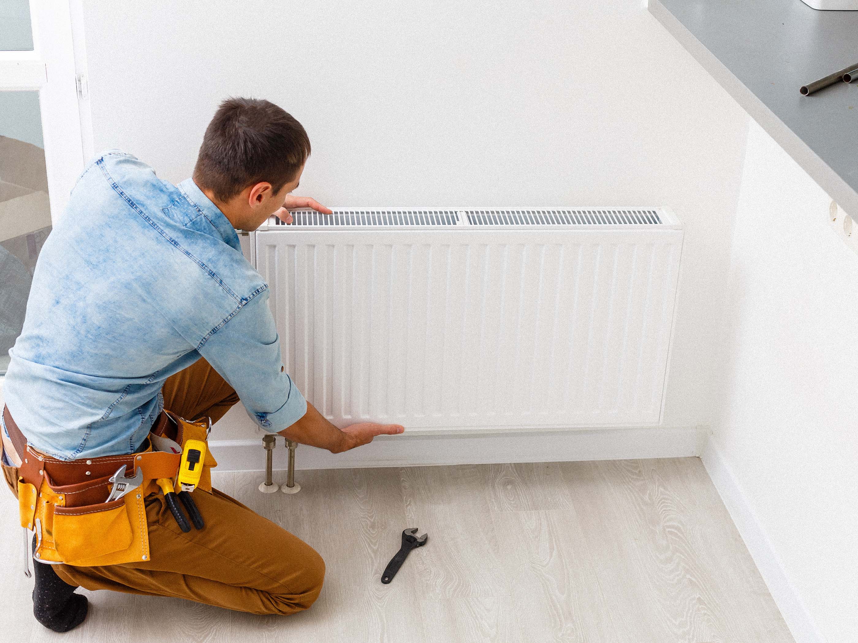 Handwerker installiert Heizung.