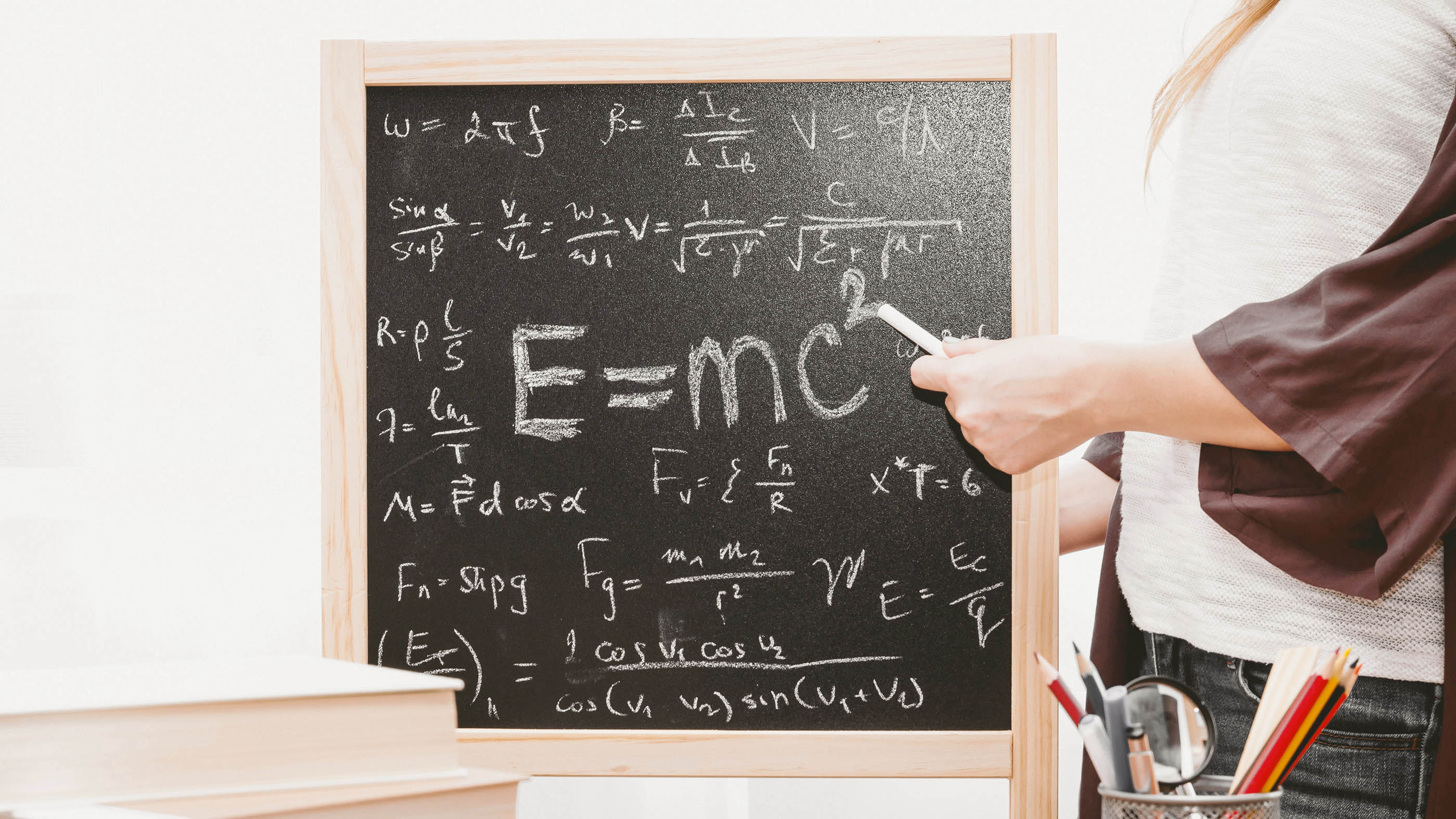 Lo specialista indica delle formule su una lavagna.