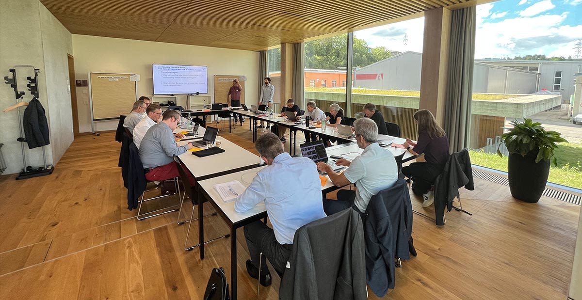 Participants à l'atelier dans une salle de réunion