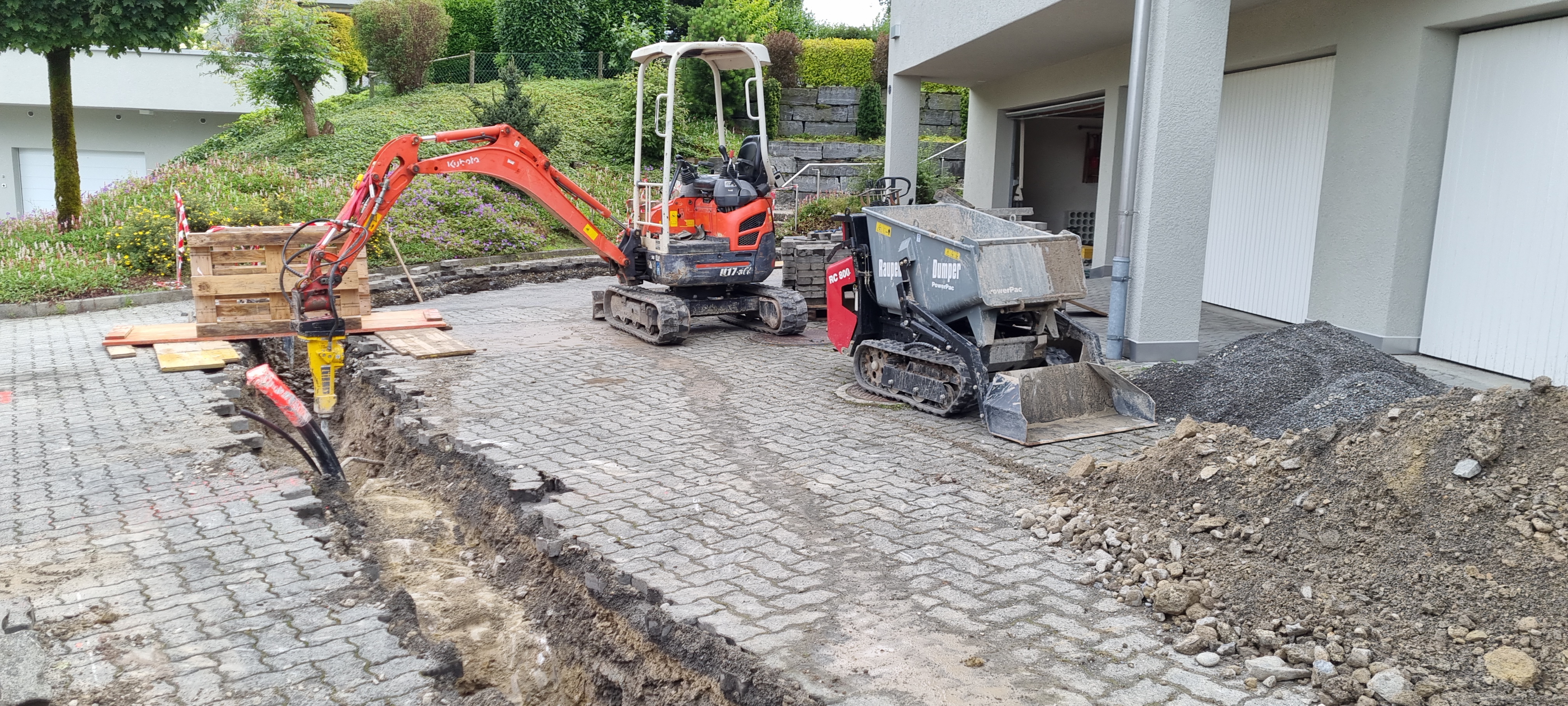 Une tranchée a été creusée pour relier les sondes entre elles.