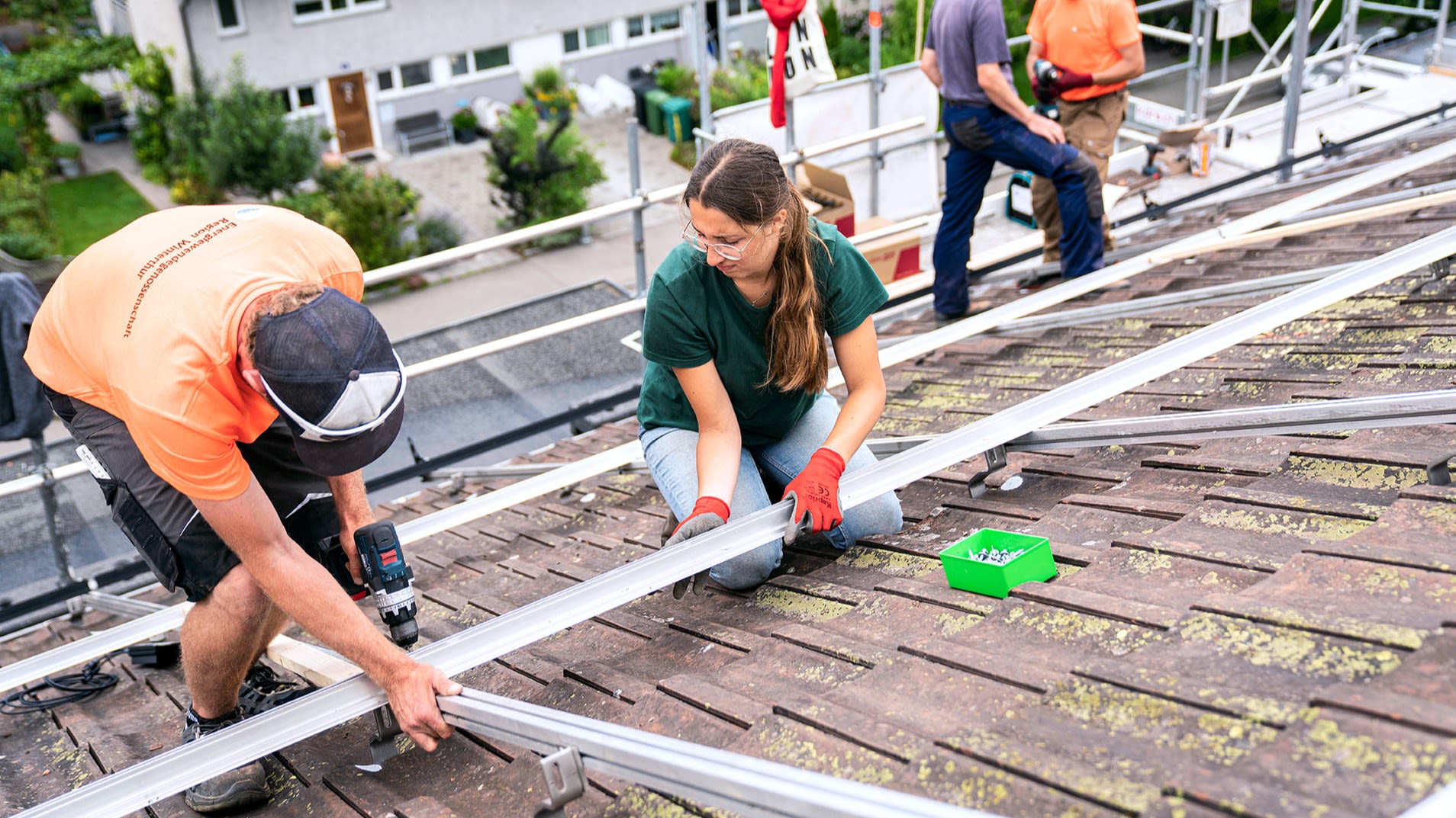 Deux personnes aident à construire une installation solaire à la coopérative solaire