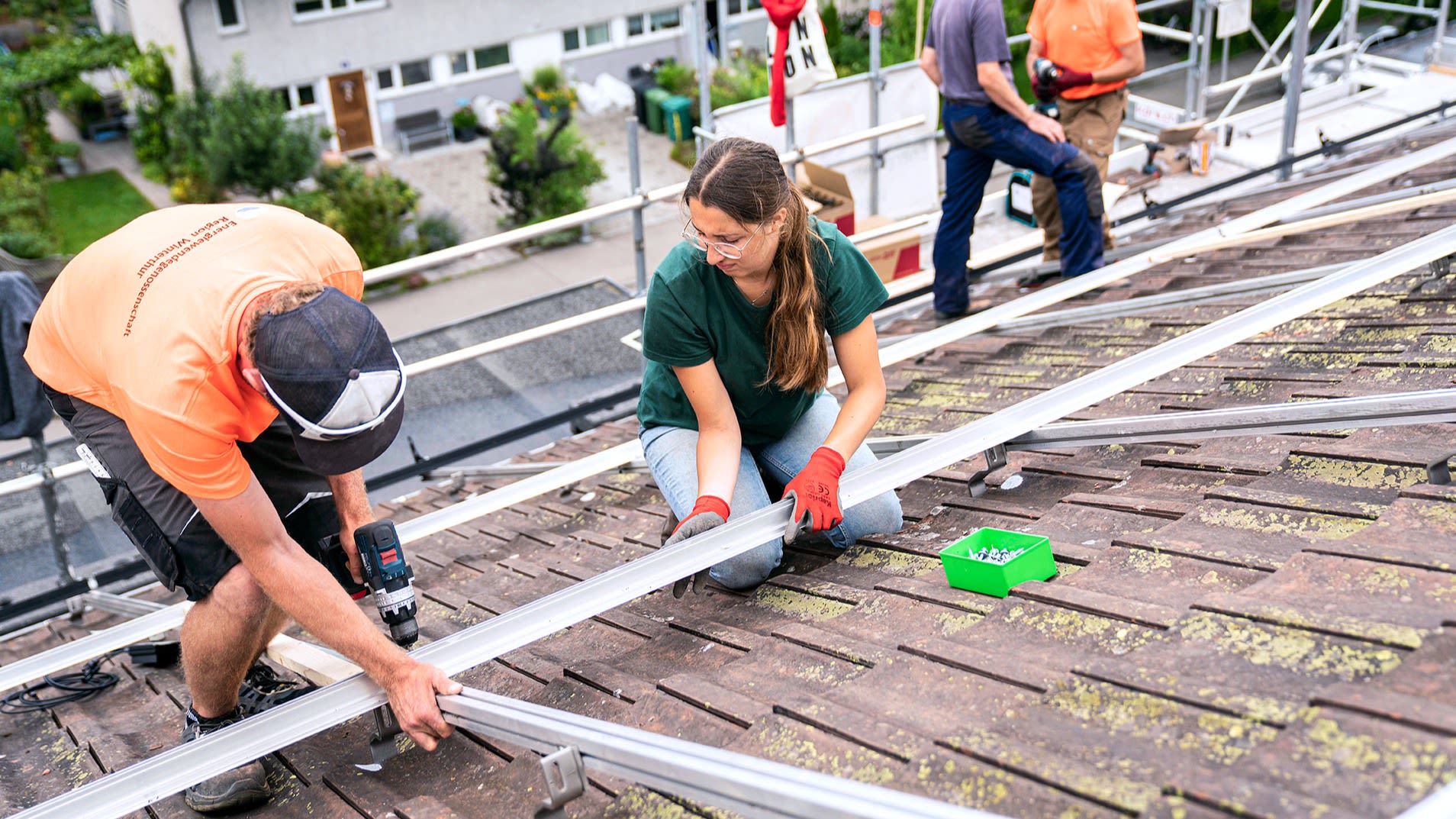 Zwei Personen helfen bei der Solargenossenschaft bei Bau einer Solaranlage