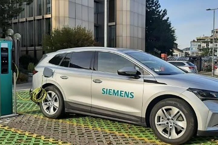 Geschäftselektroauto von Siemens lädt an einer Ladestation