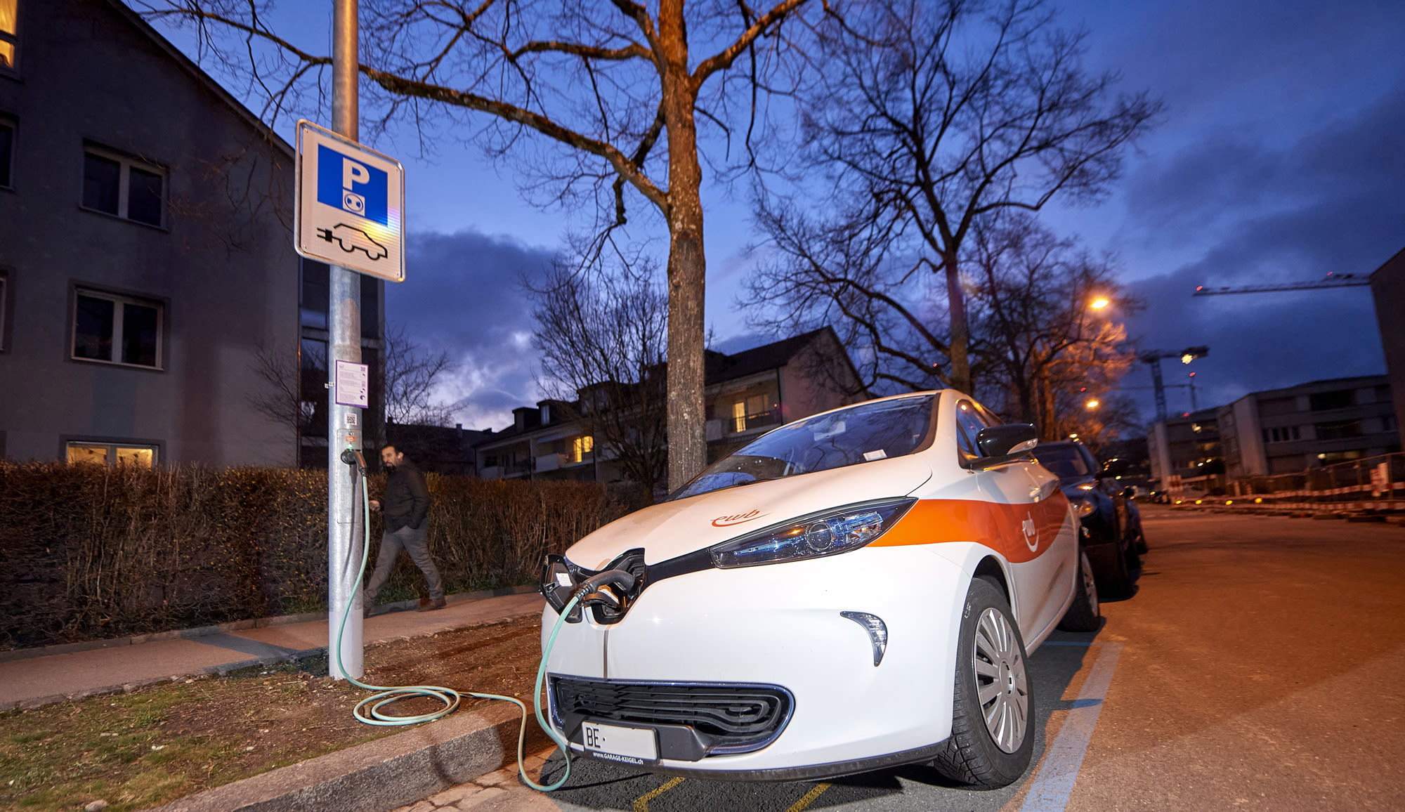 À Berne, une voiture est rechargée à un lampadaire.