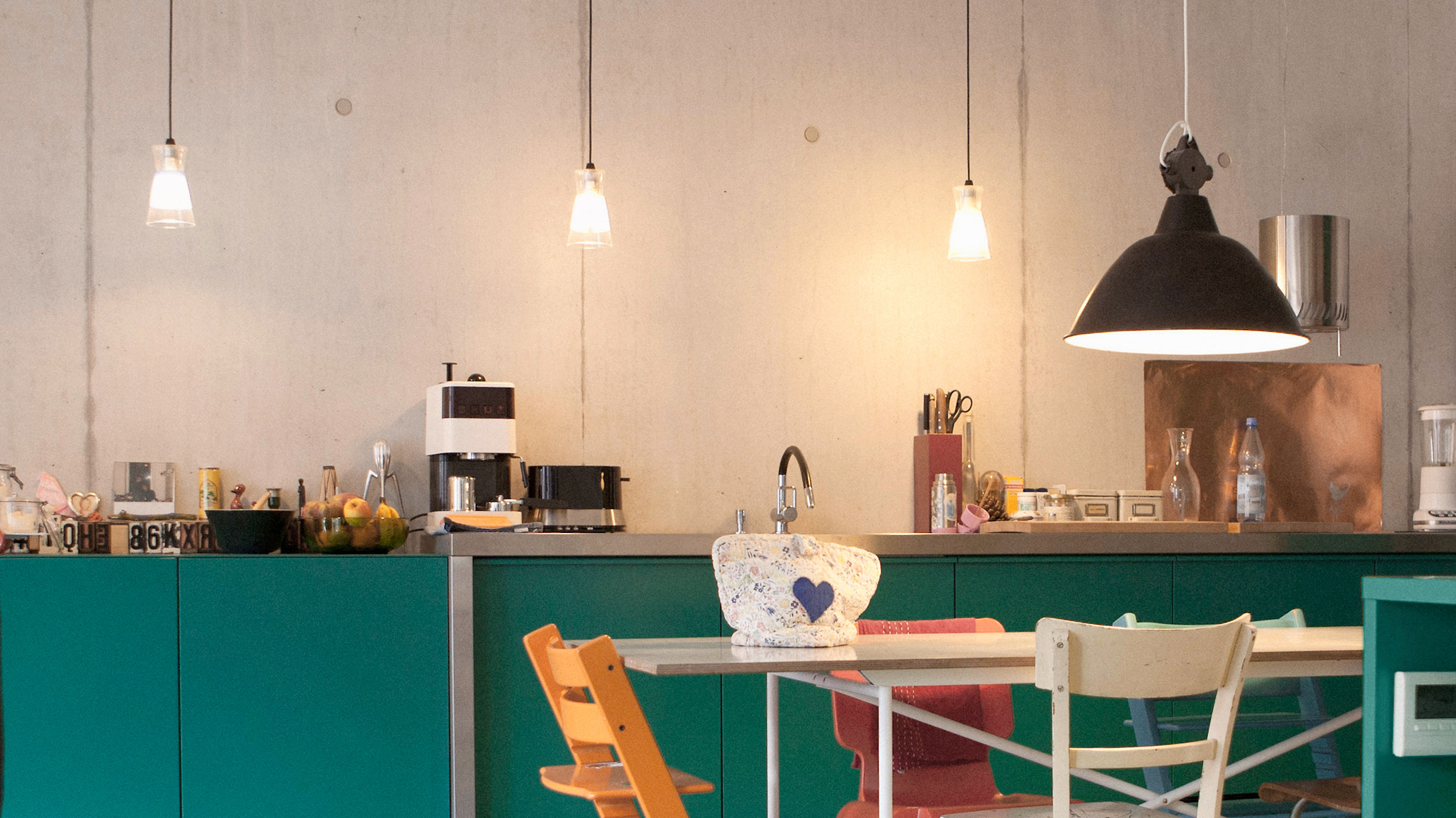 L'image montre une cuisine moderne.