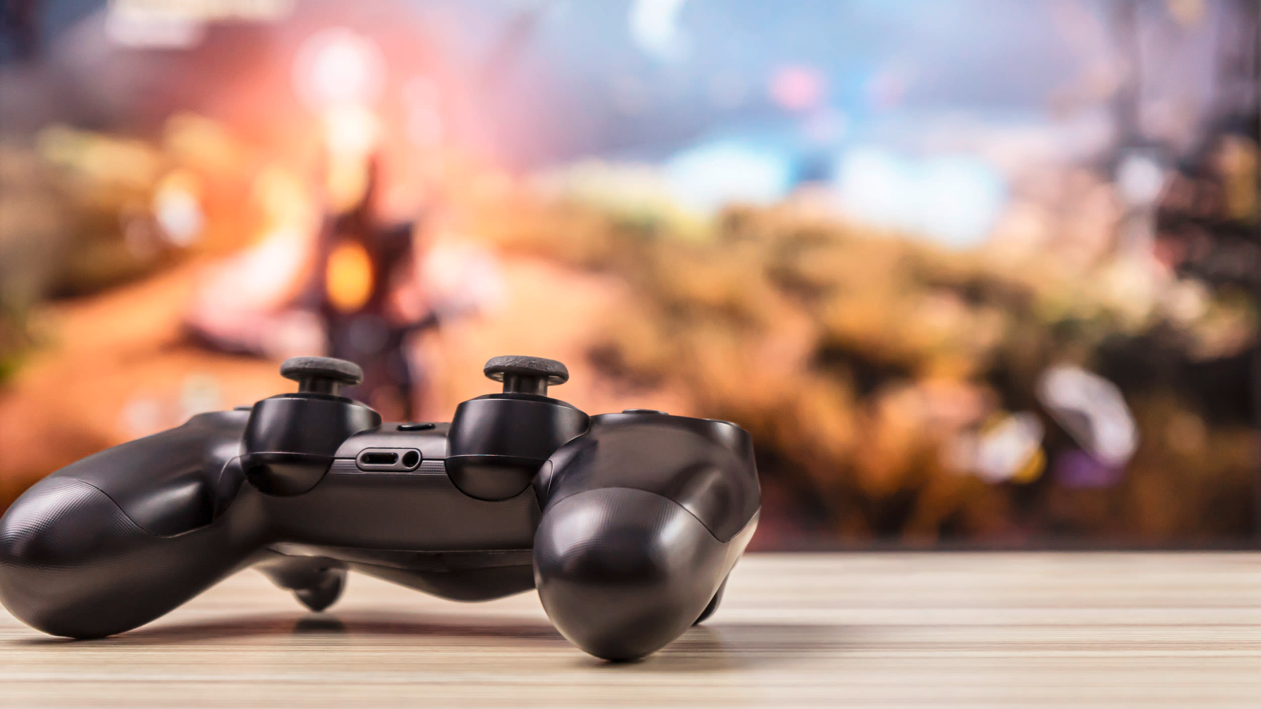 Télévision avec console de jeu au premier plan