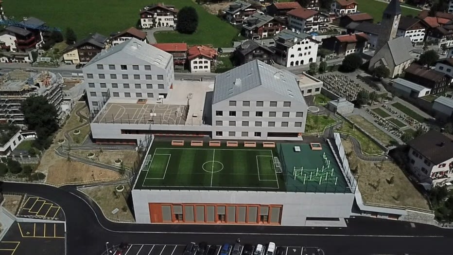 Luftaufnahme des Schulhauses in Klosters