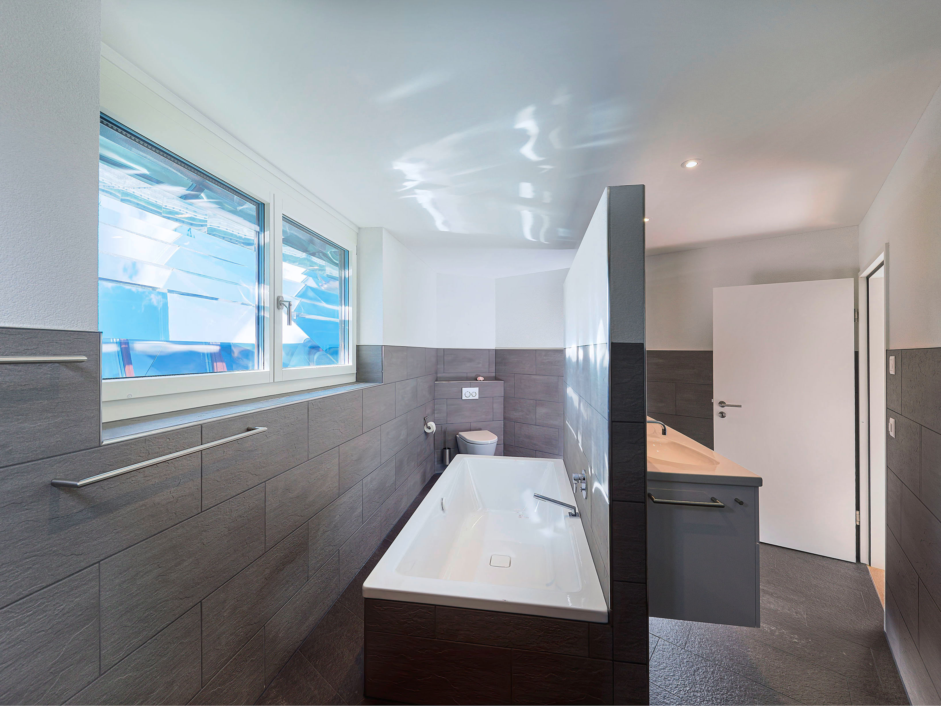 Badezimmer mit Fenster für Tageslicht