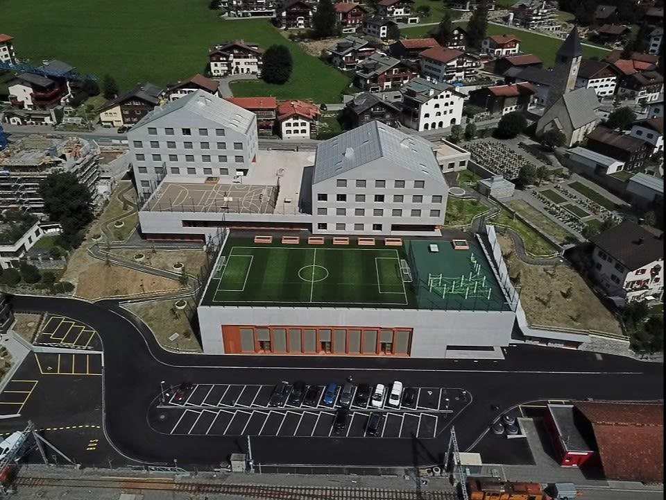 Photo aérienne de l'école à Klosters