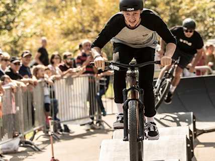 Jungs bei einem Pumptrack-Wettbewerb mit Bikes.