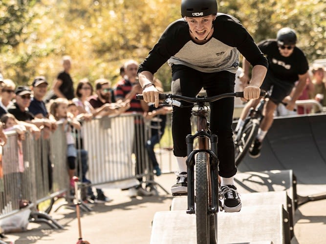 Des jeunes lors d'une compétition de pumptrack à vélo.
