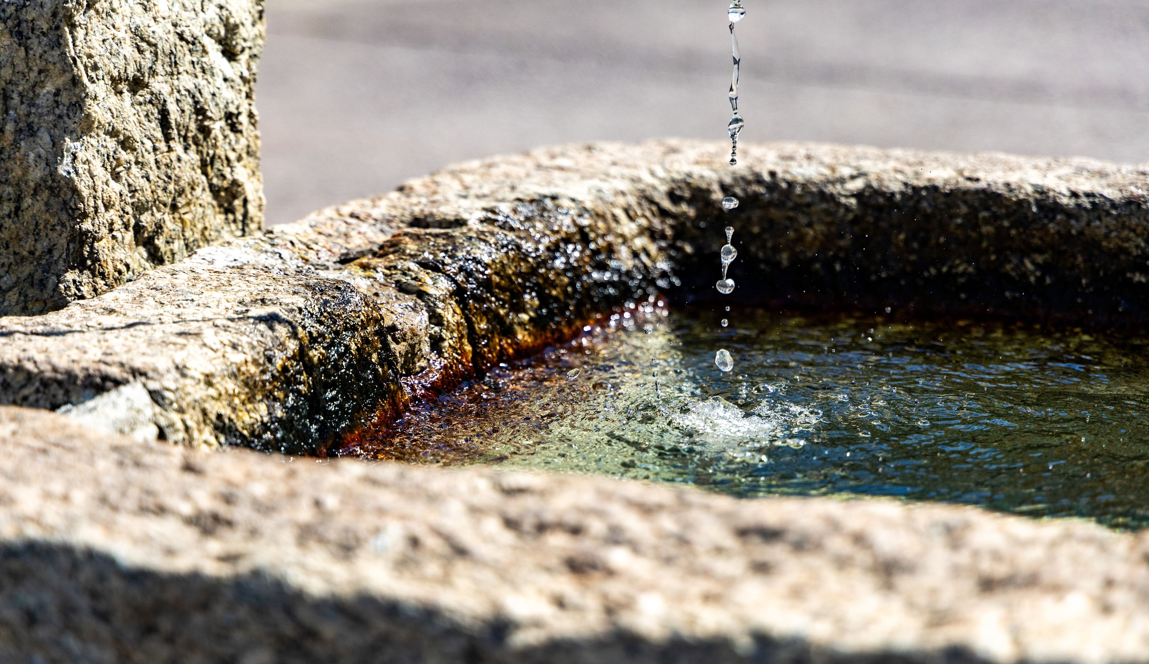 Un filet d’eau coule dans une fontaine.