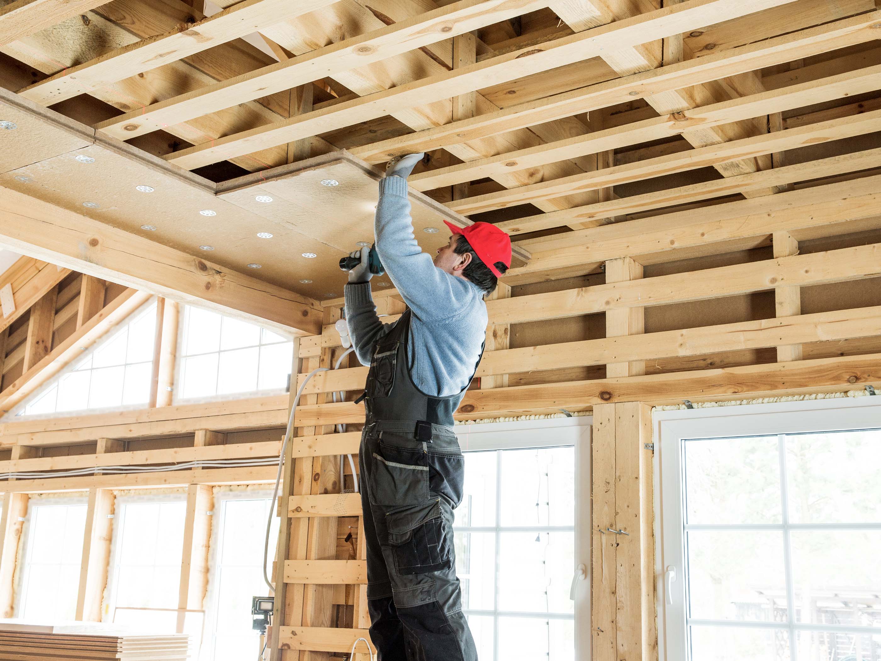 Ouvrier du bâtiment sur une structure en bois