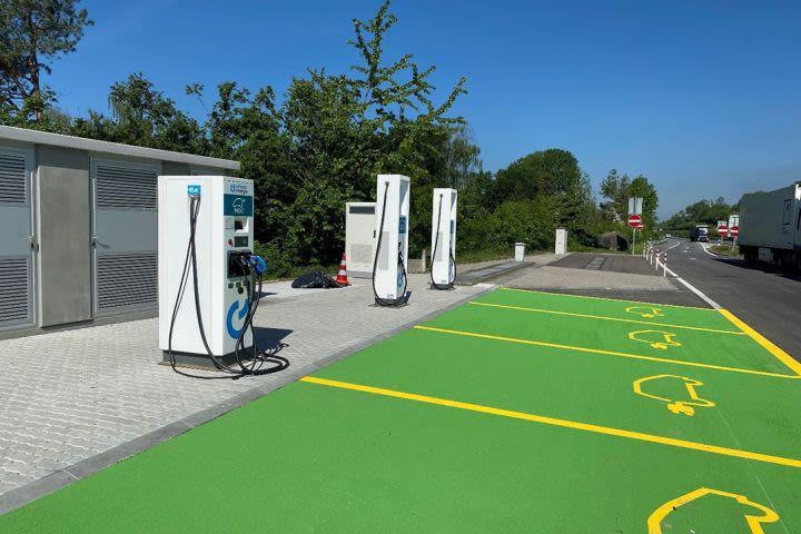 Station de recharge rapide de Primeo Energie sur l'aire de repos d'Inseli