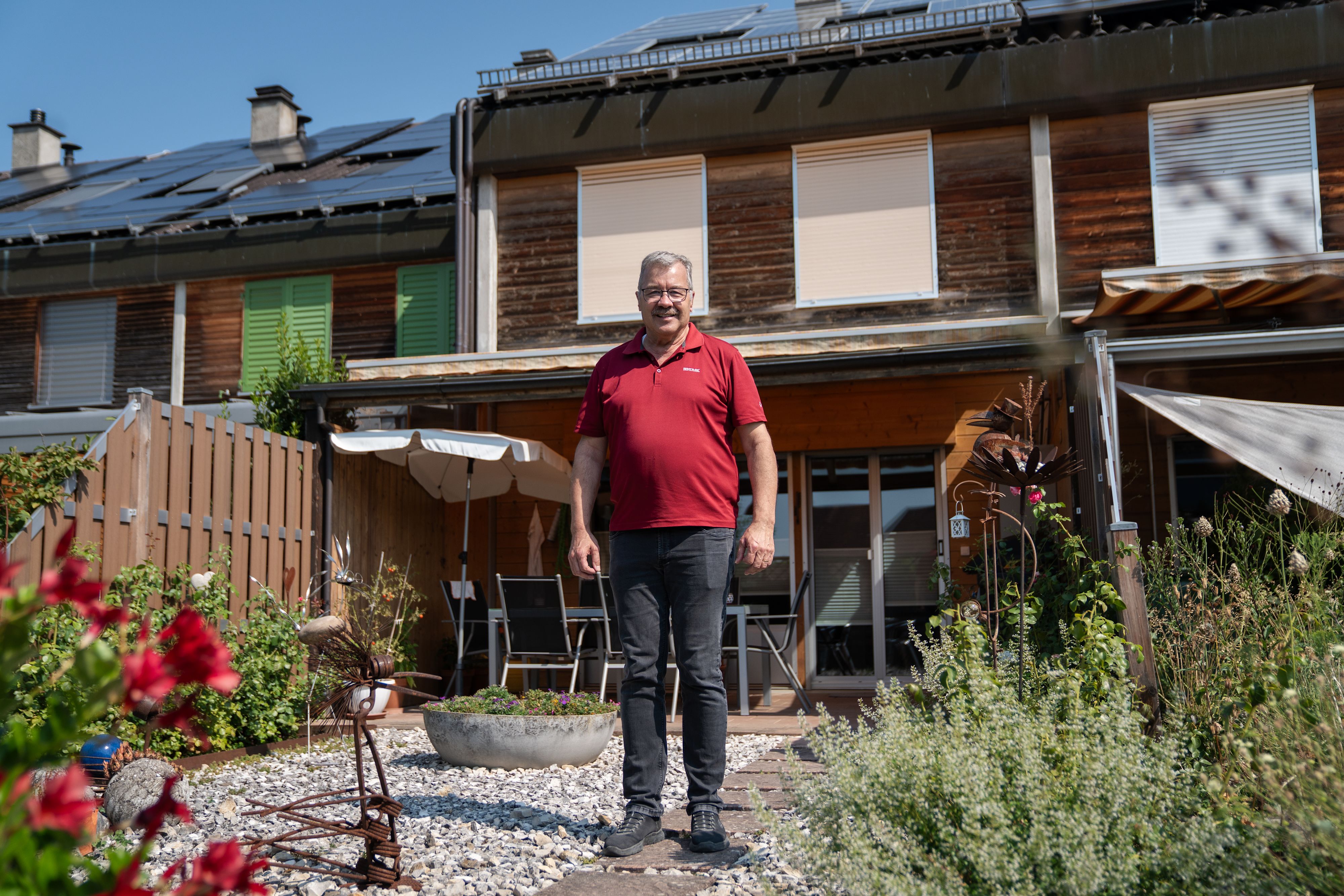 un uomo davanti a casa sua