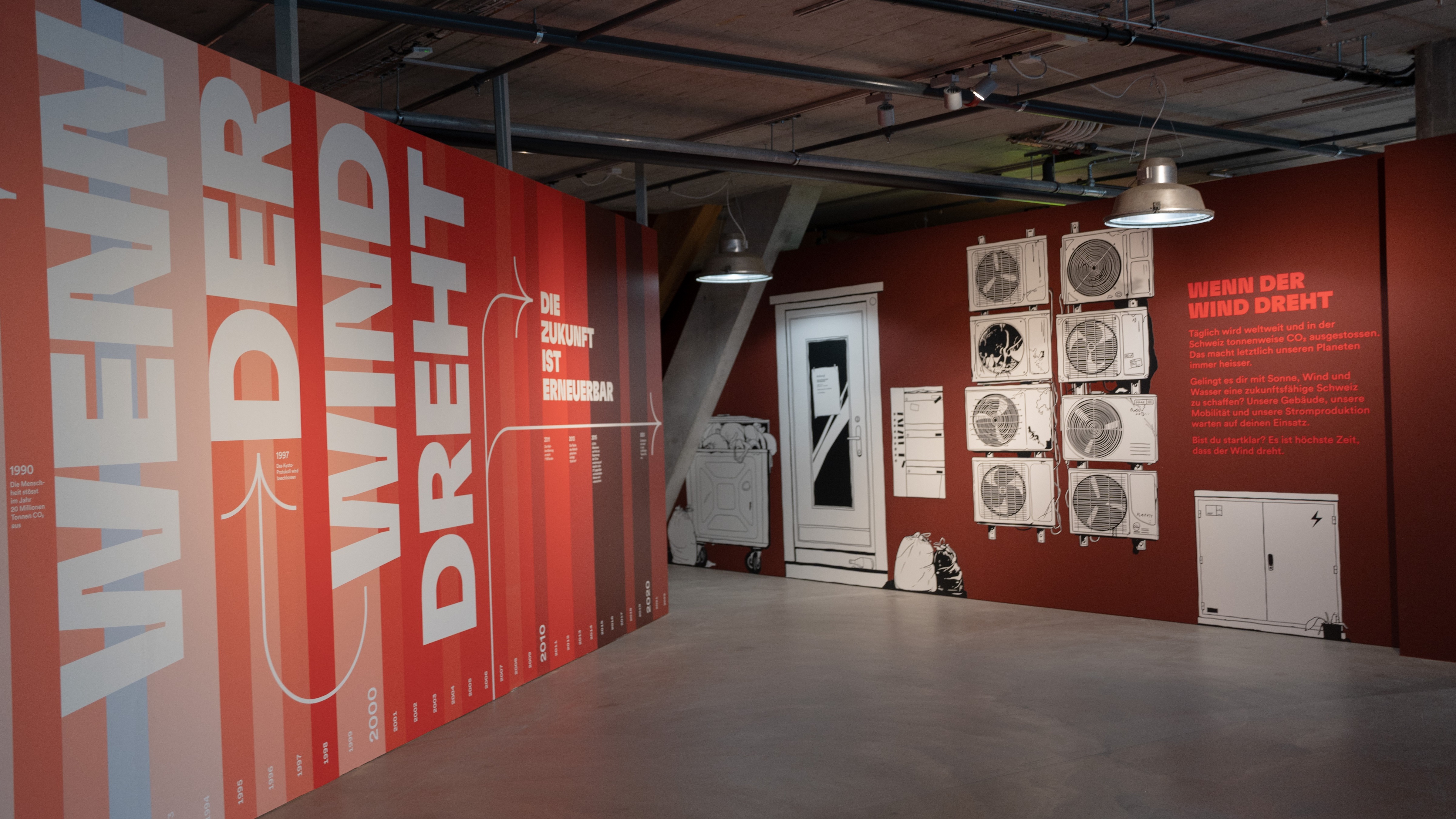 À l’entrée de l’exposition, le visiteur voit rouge: les bandes illustrant le réchauffement rendent visible l’urgence de la situation pour le climat et l’avenir énergétique. 