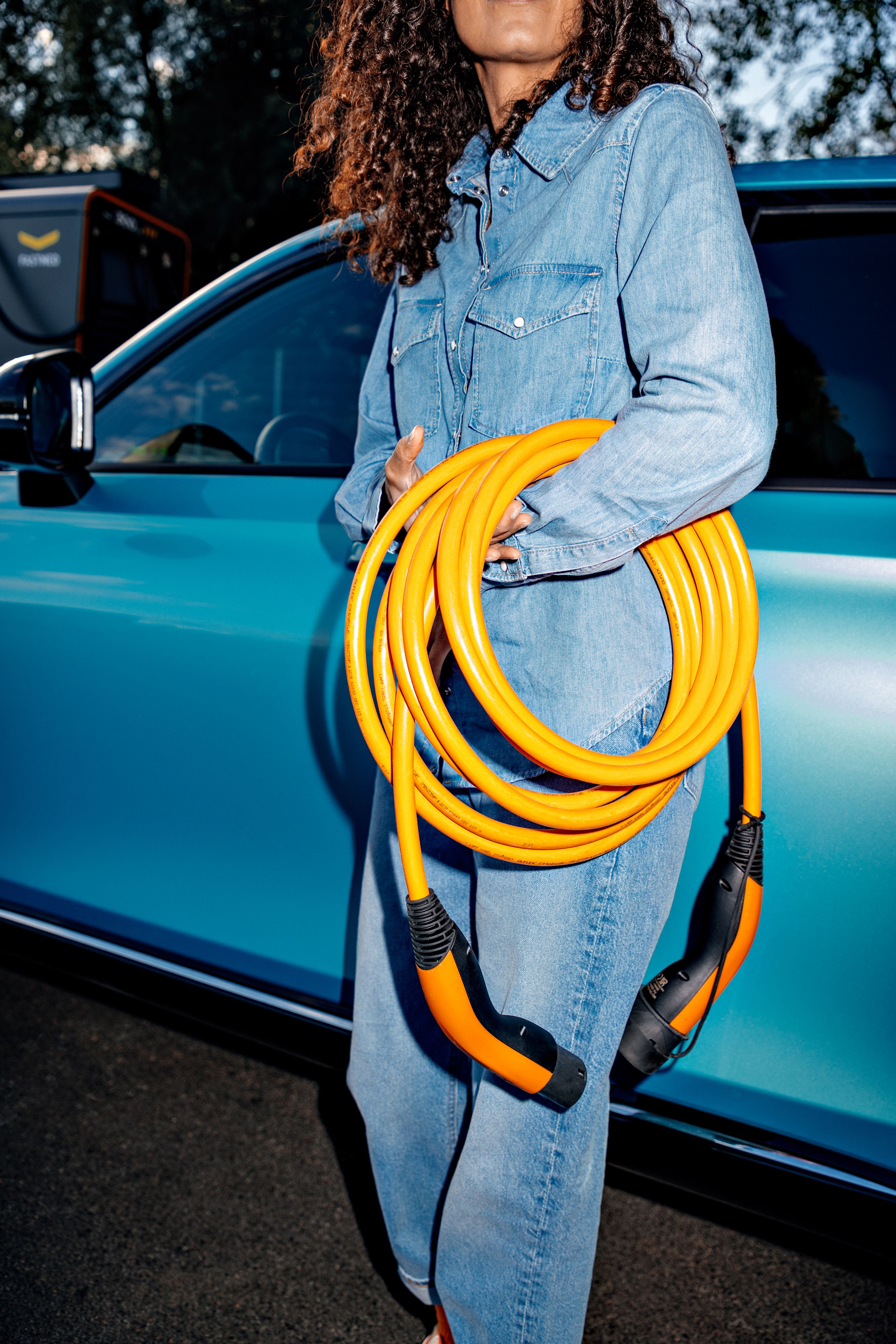 Frau mit Ladekabel
