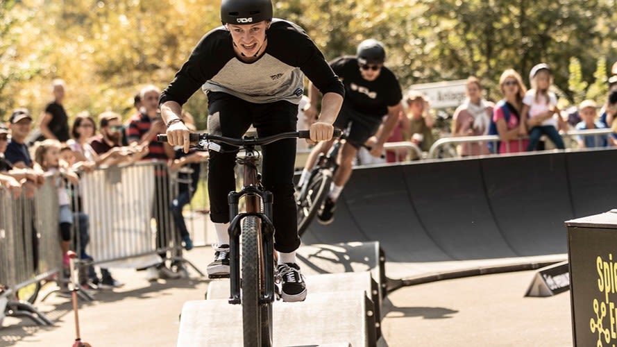 Des jeunes lors d'une compétition de pumptrack à vélo.