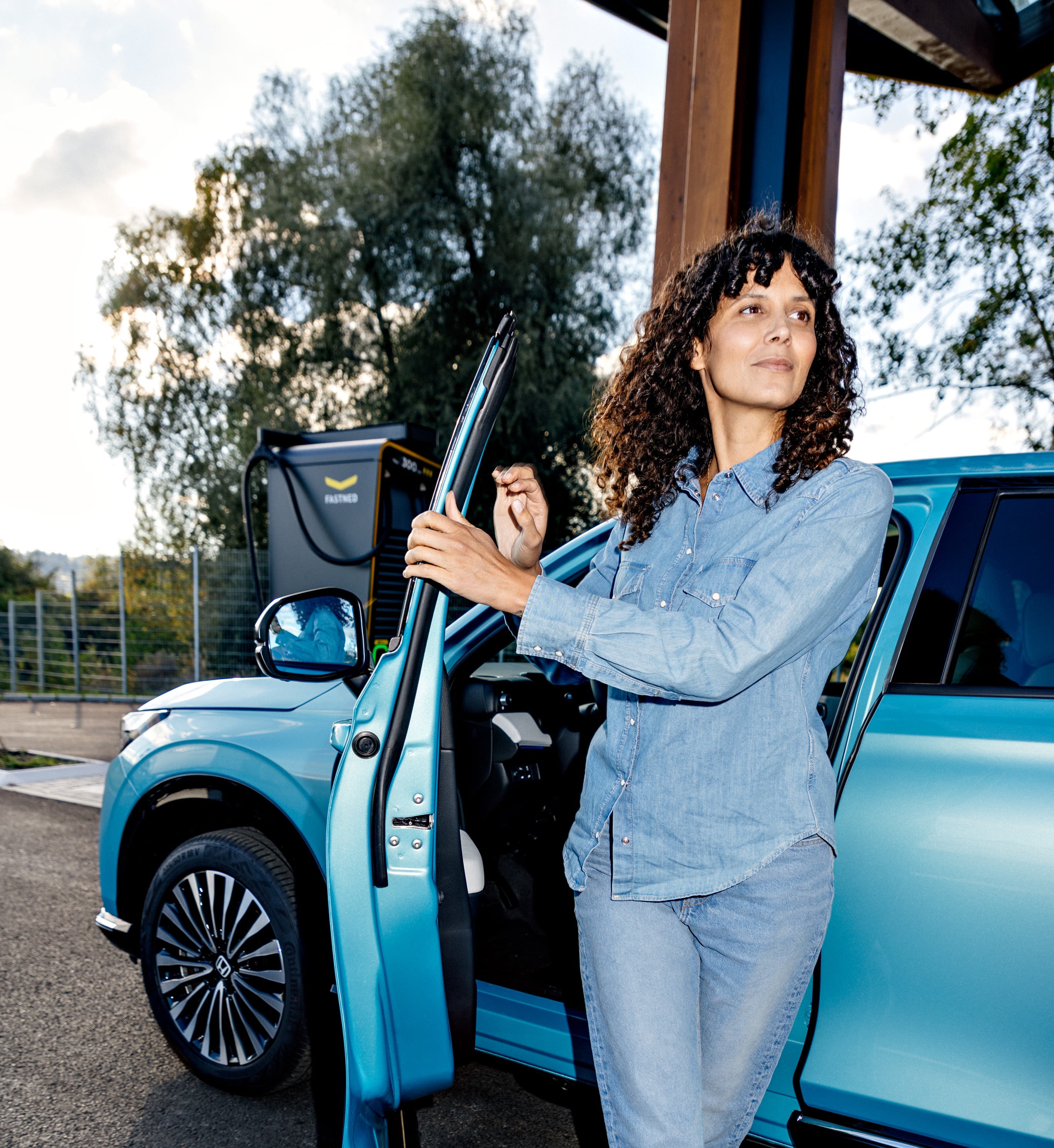 Frau mit E-Auto