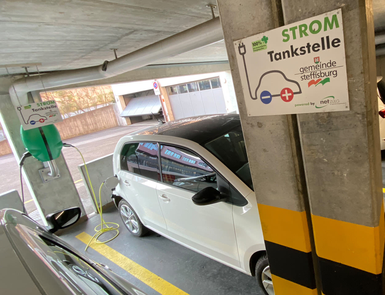 Voiture électrique en train de charger dans le parking.
