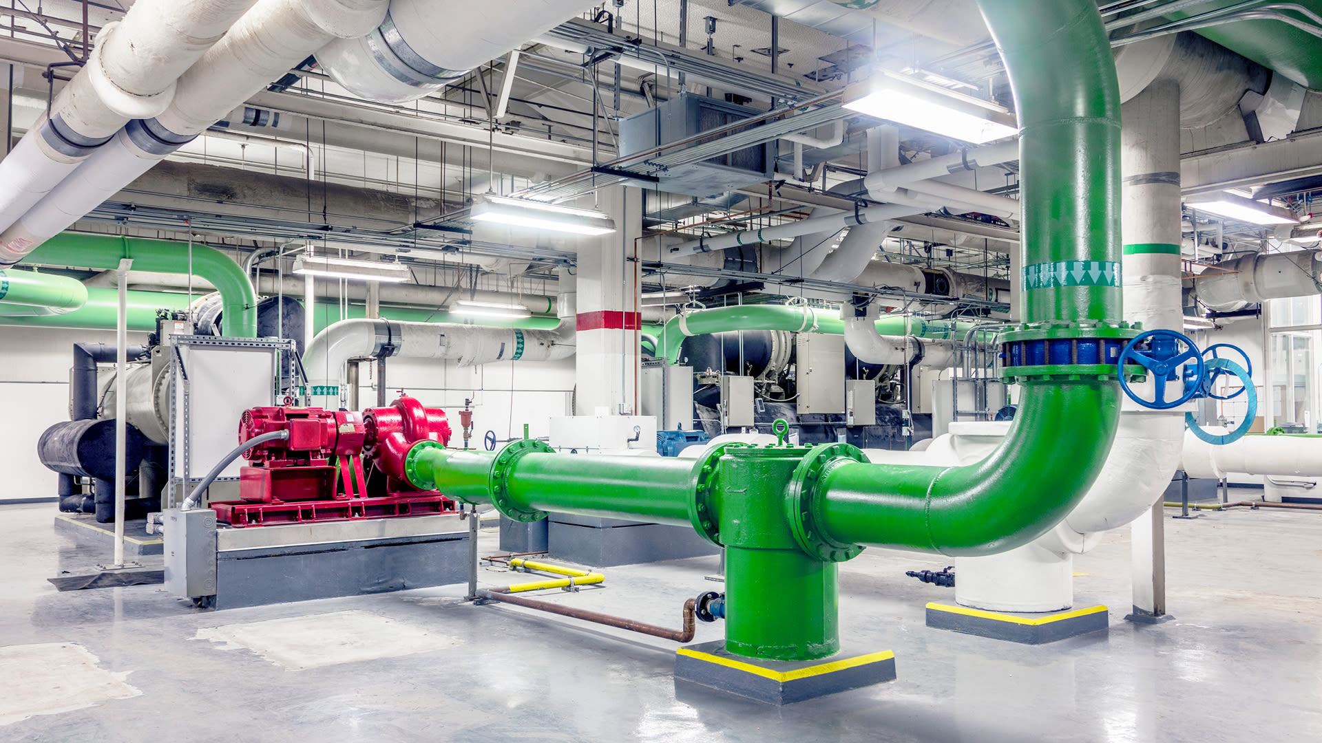 Impianto tecnico con tubazioni e macchinari per la produzione e la distribuzione industriale di calore ed energia.