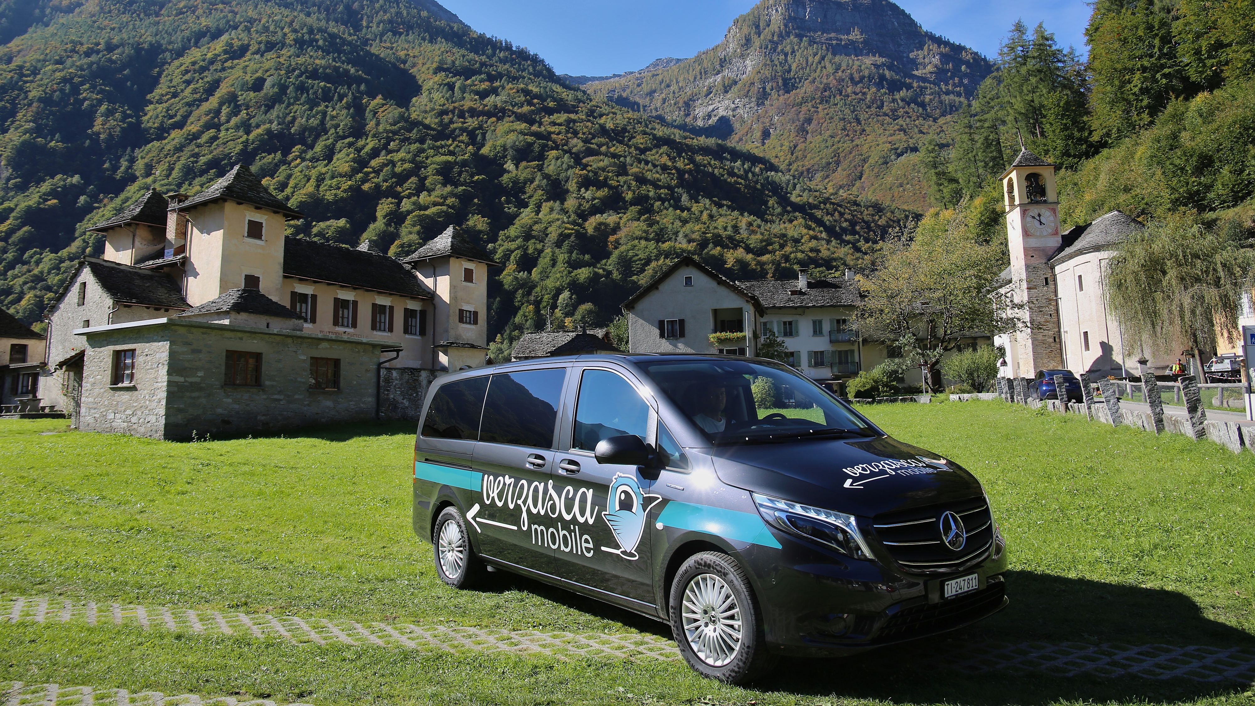 Minibus de Verzasca mobile sur un parking dans un village