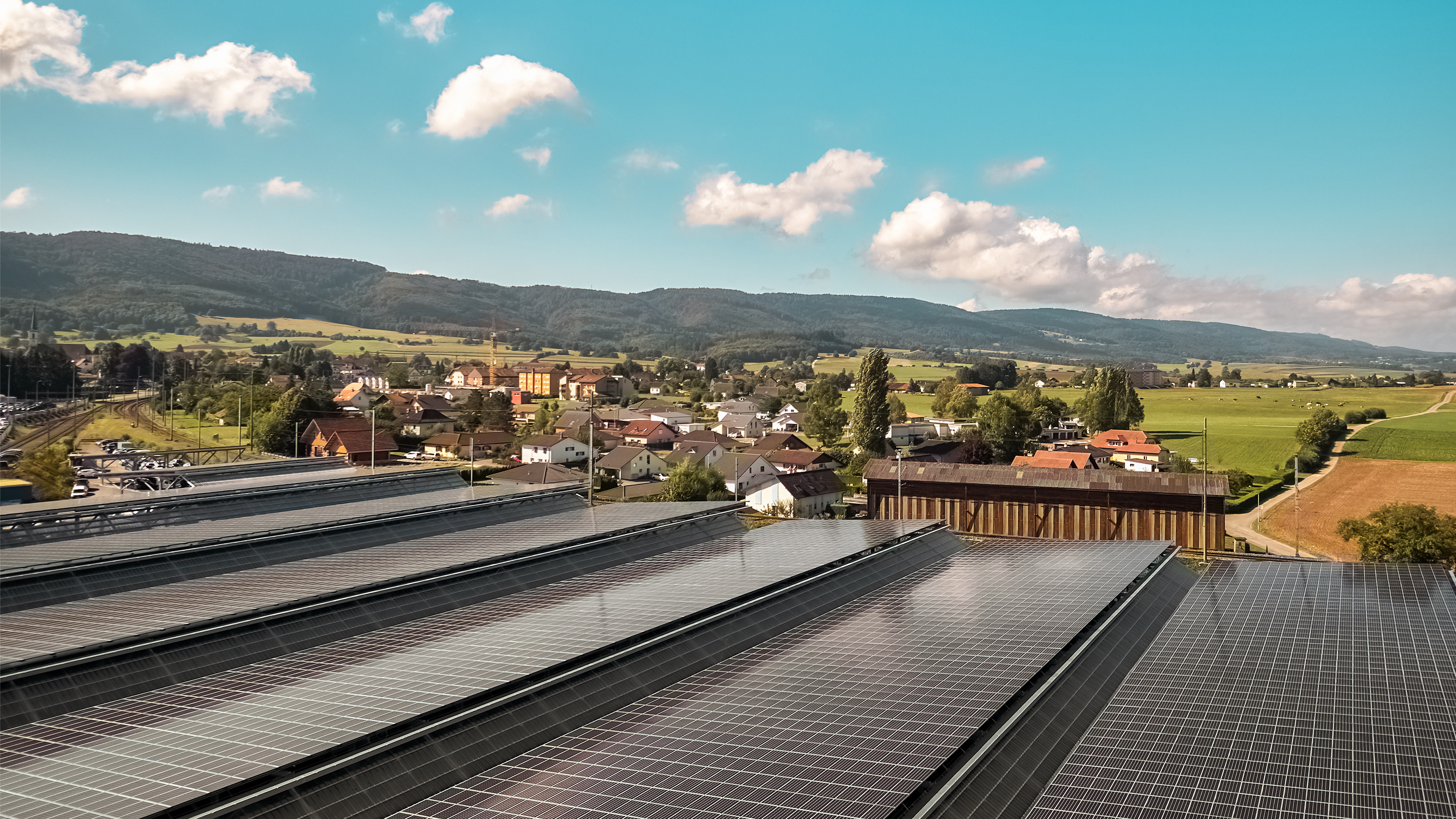 A Courgenay circa 23 000 pannelli fotovoltaici proteggono dalle precipitazioni i veicoli importati. (© Megasol Energie AG)