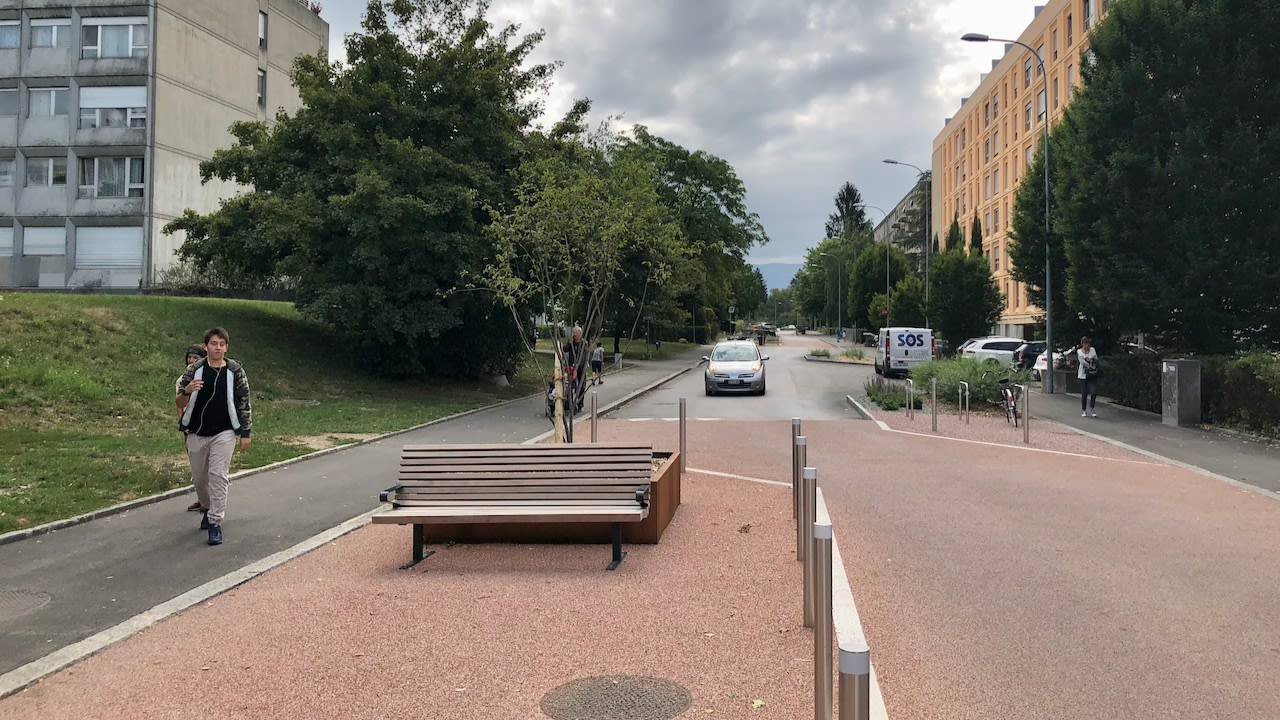 Umgestaltete Quartierstrasse in Meyrin.