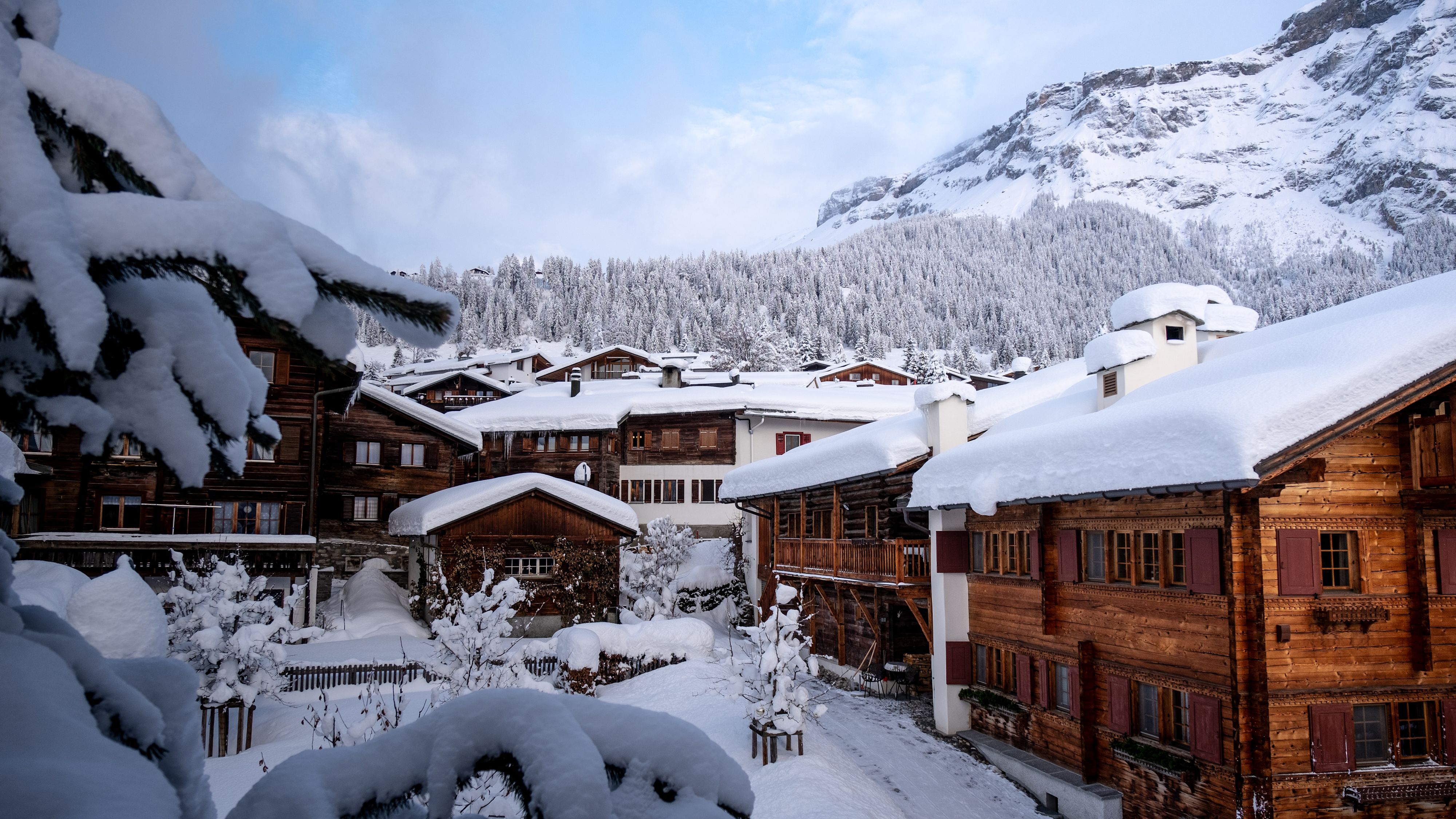 Chalets innevati nel villaggio