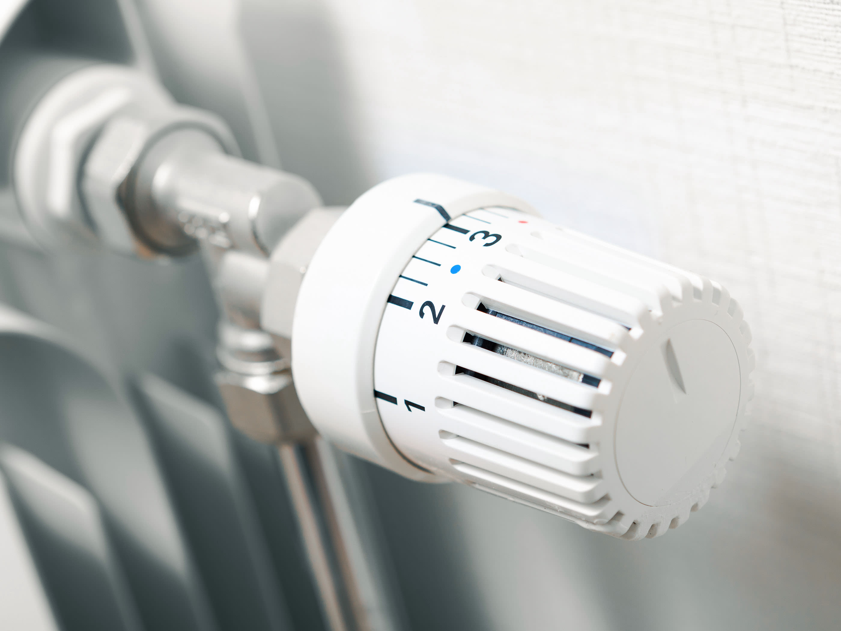 Thermostat an einem Heizungsradiator.